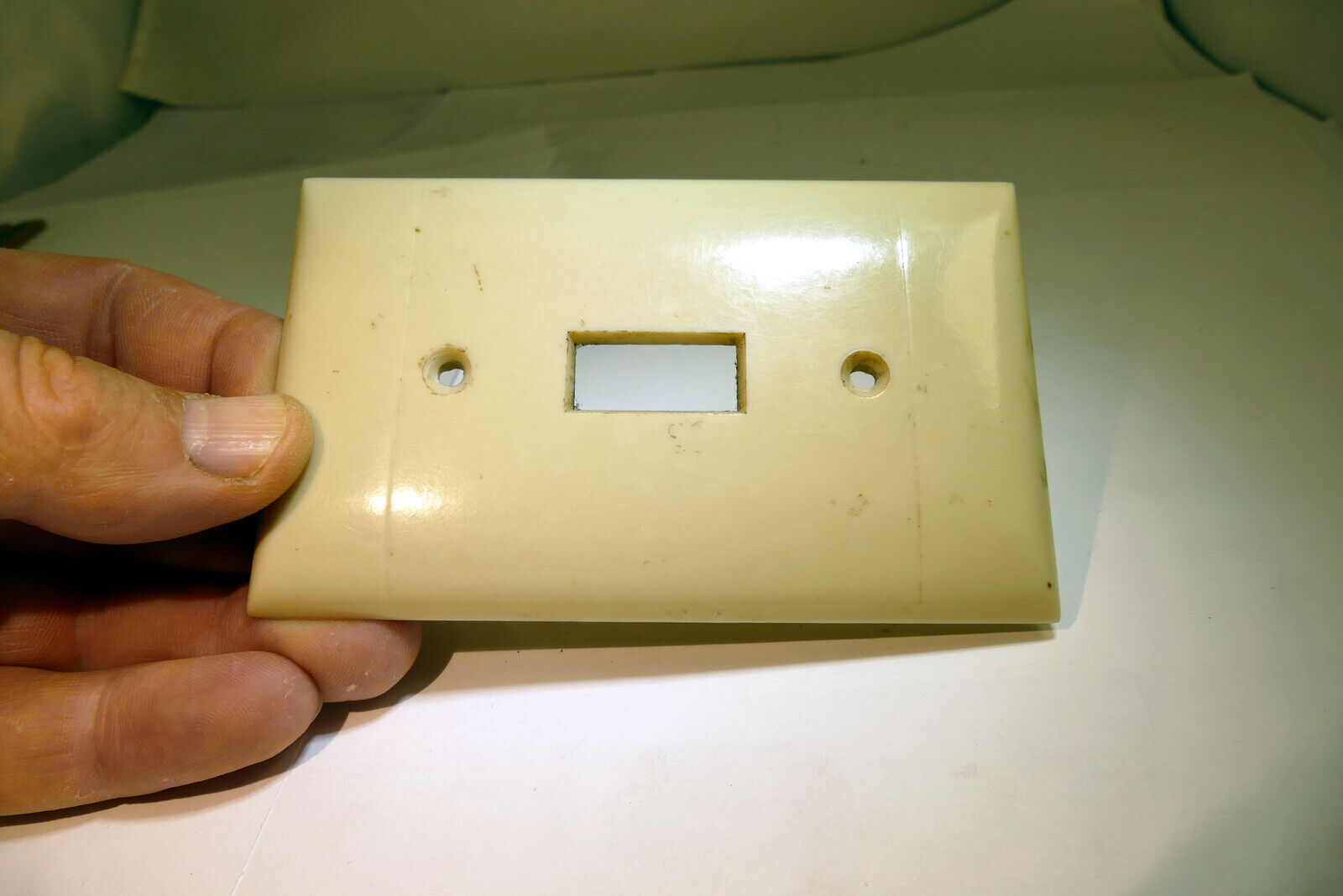1-Port Switch Plastic Wall Plate - Ivory single toggle