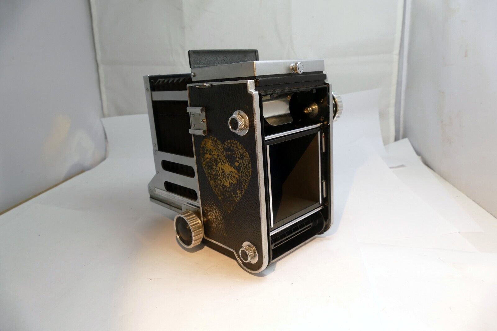 MAMIYA Mamiyaflex Professional TLR Film Camera Body - missing film back plate