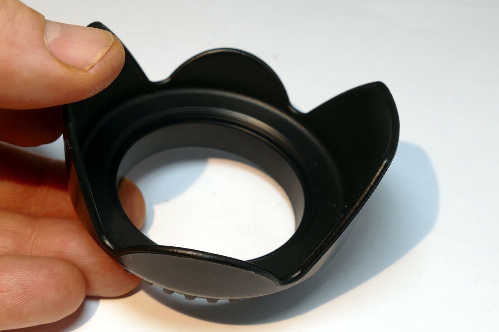 52mm Petal Shaped Plastic Lens Hood screw in type for 18-55mm zoom kit