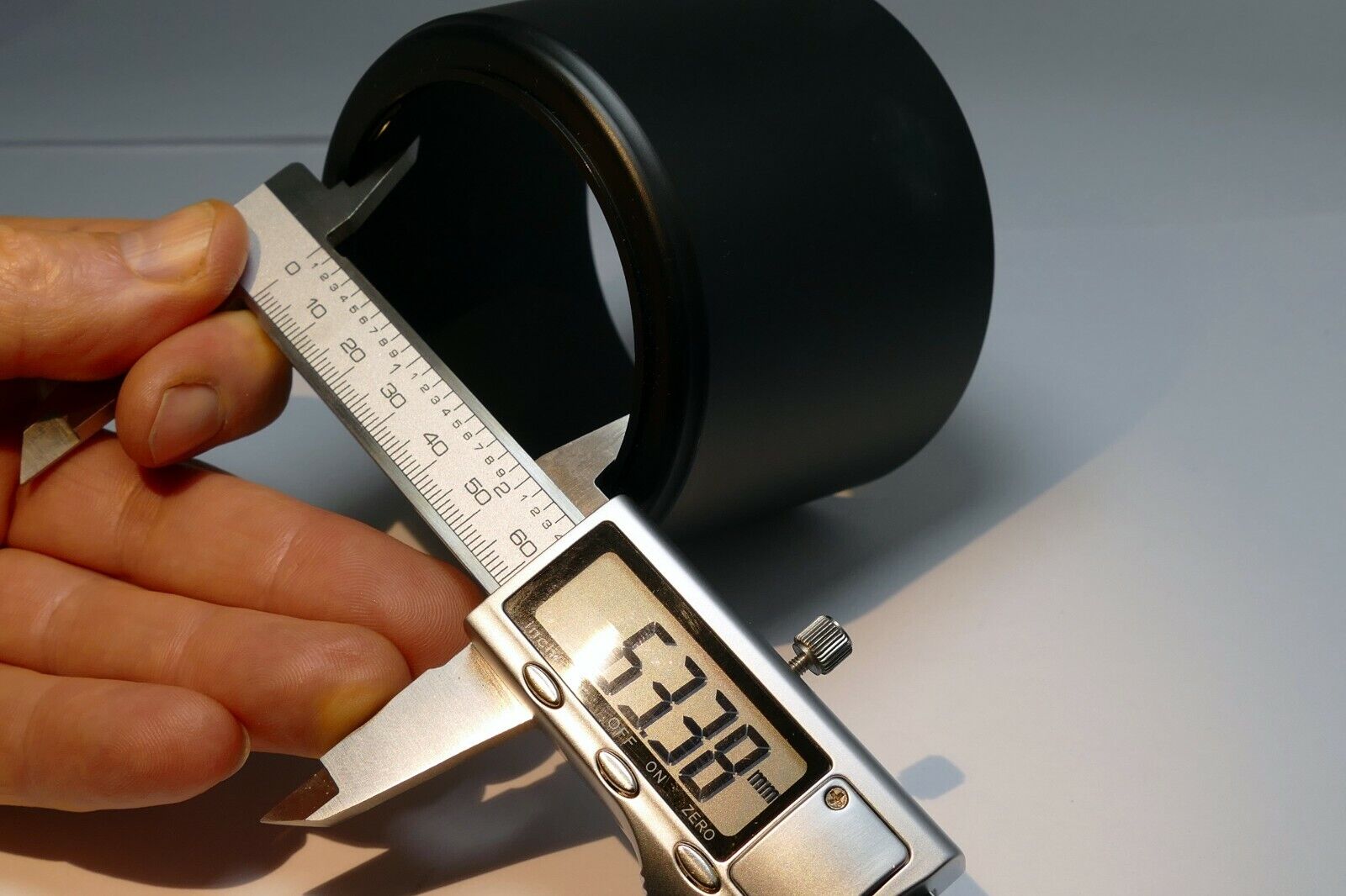 58-60mm Twist on Lens Hood Shade