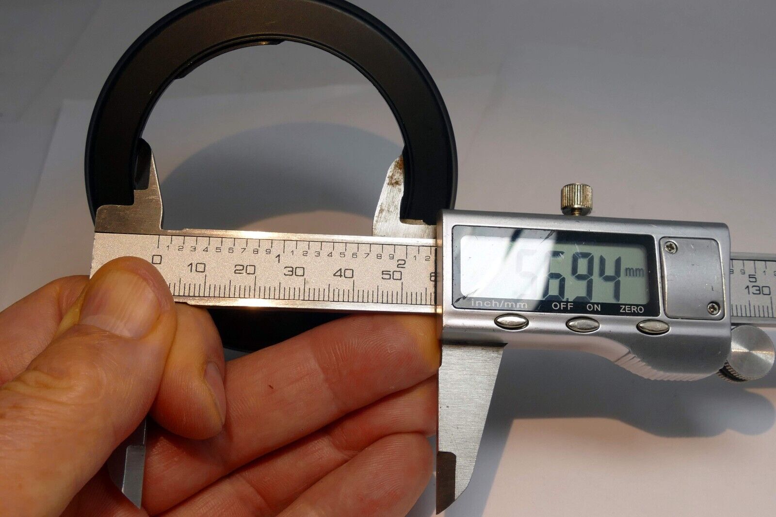 Plastic  52mm Lens Hood twist on type