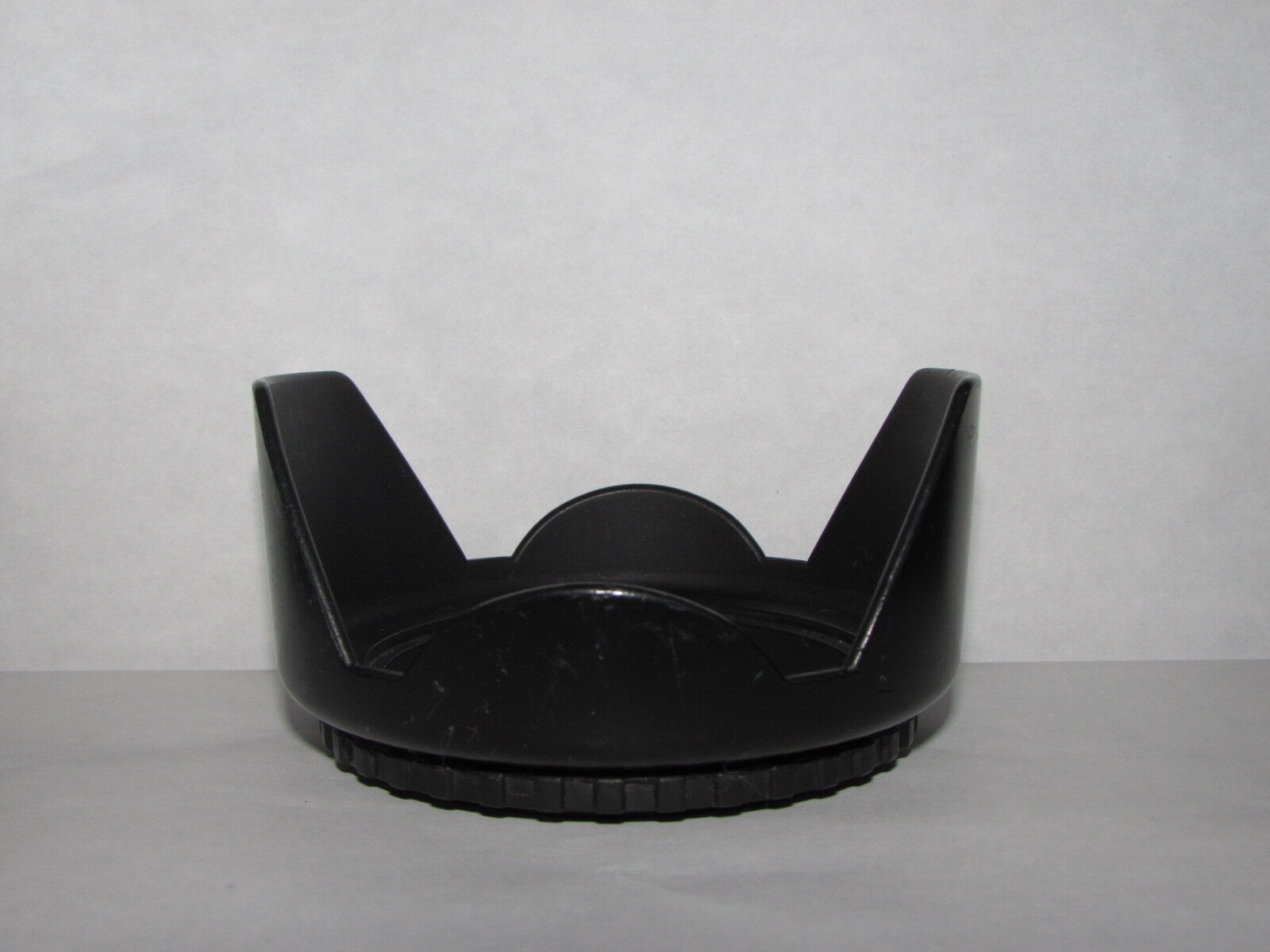 72mm Lens Hood Screw in type  generic brand for 18-135mm  18-200mm B20427