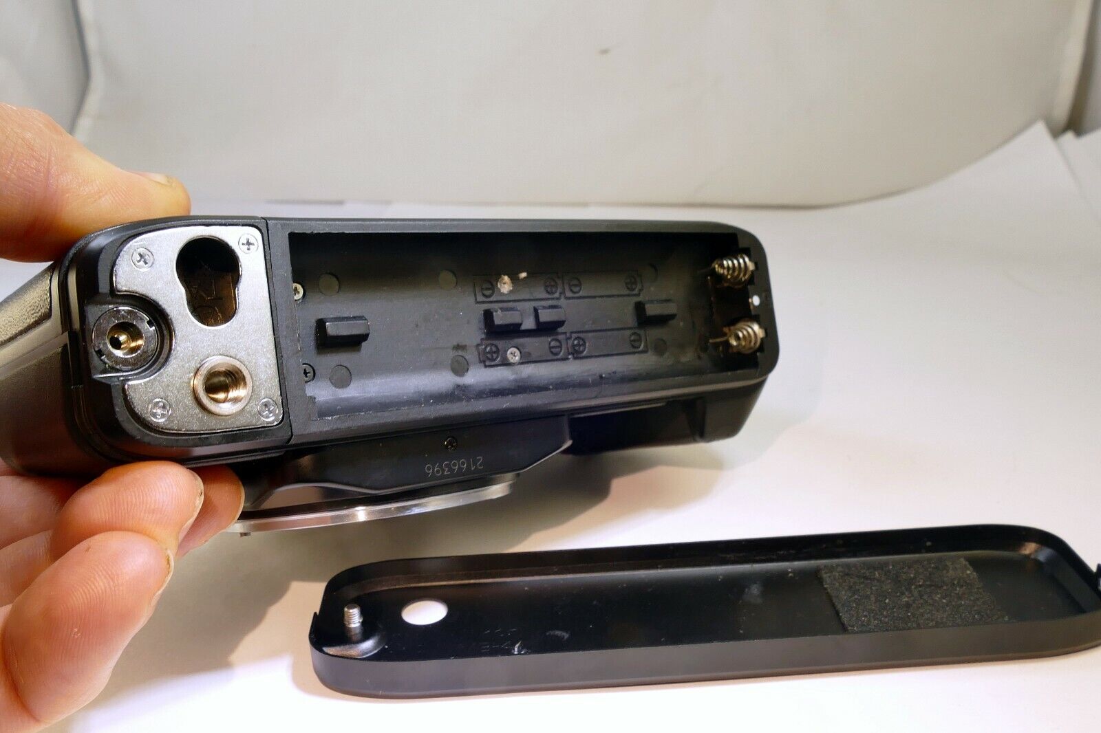 Nikon N2000 Manual Focus camera body (for parts does not work AS IS )