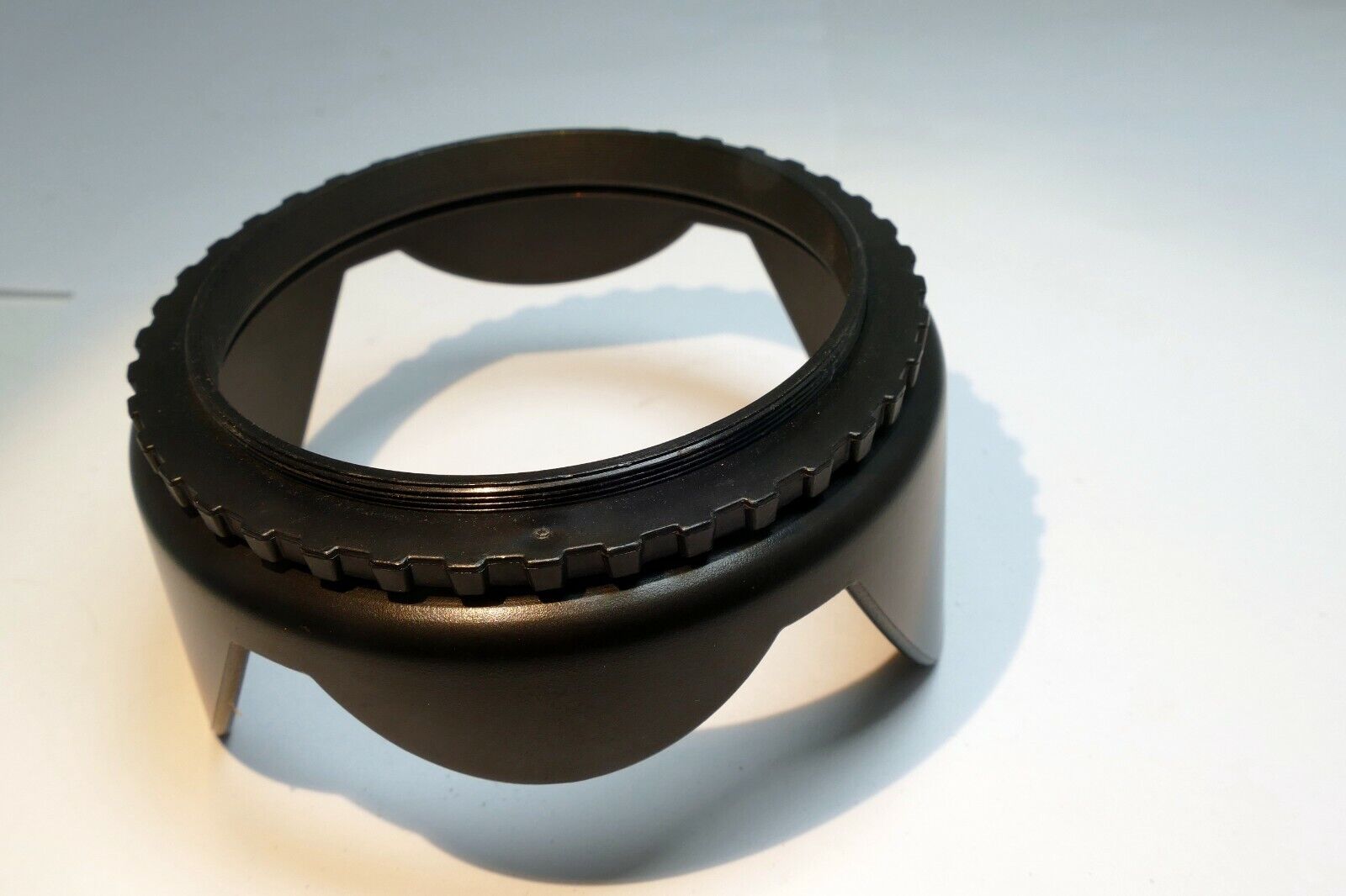 77mm plastic petal Lens Hood Shade threaded screw in type