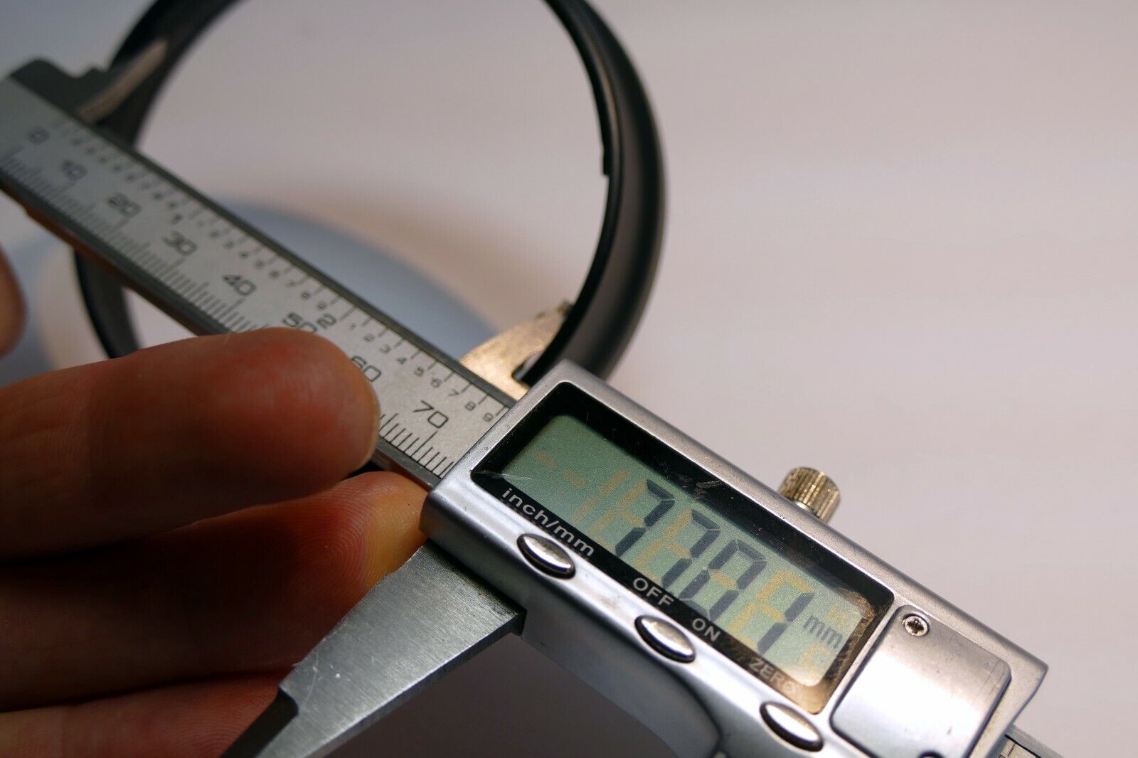 76.5mm ID plastic Lens Hood unknown brand  twist on type wide angle