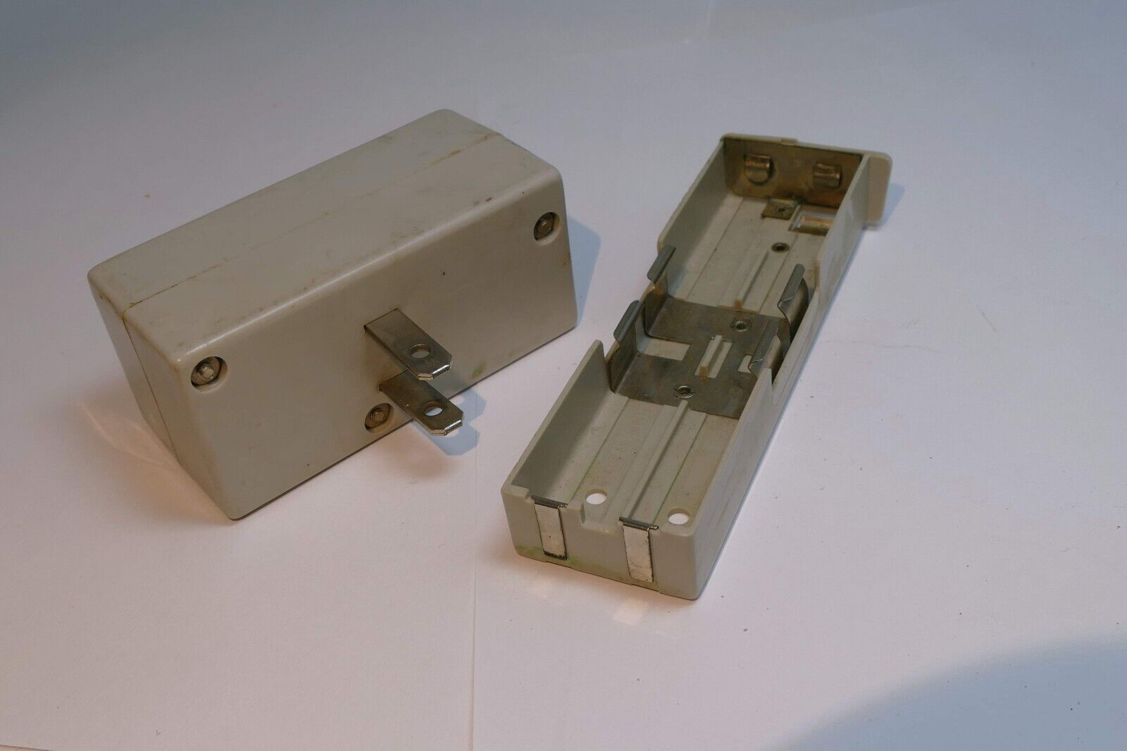 AA battery holder  for a vintage flash
