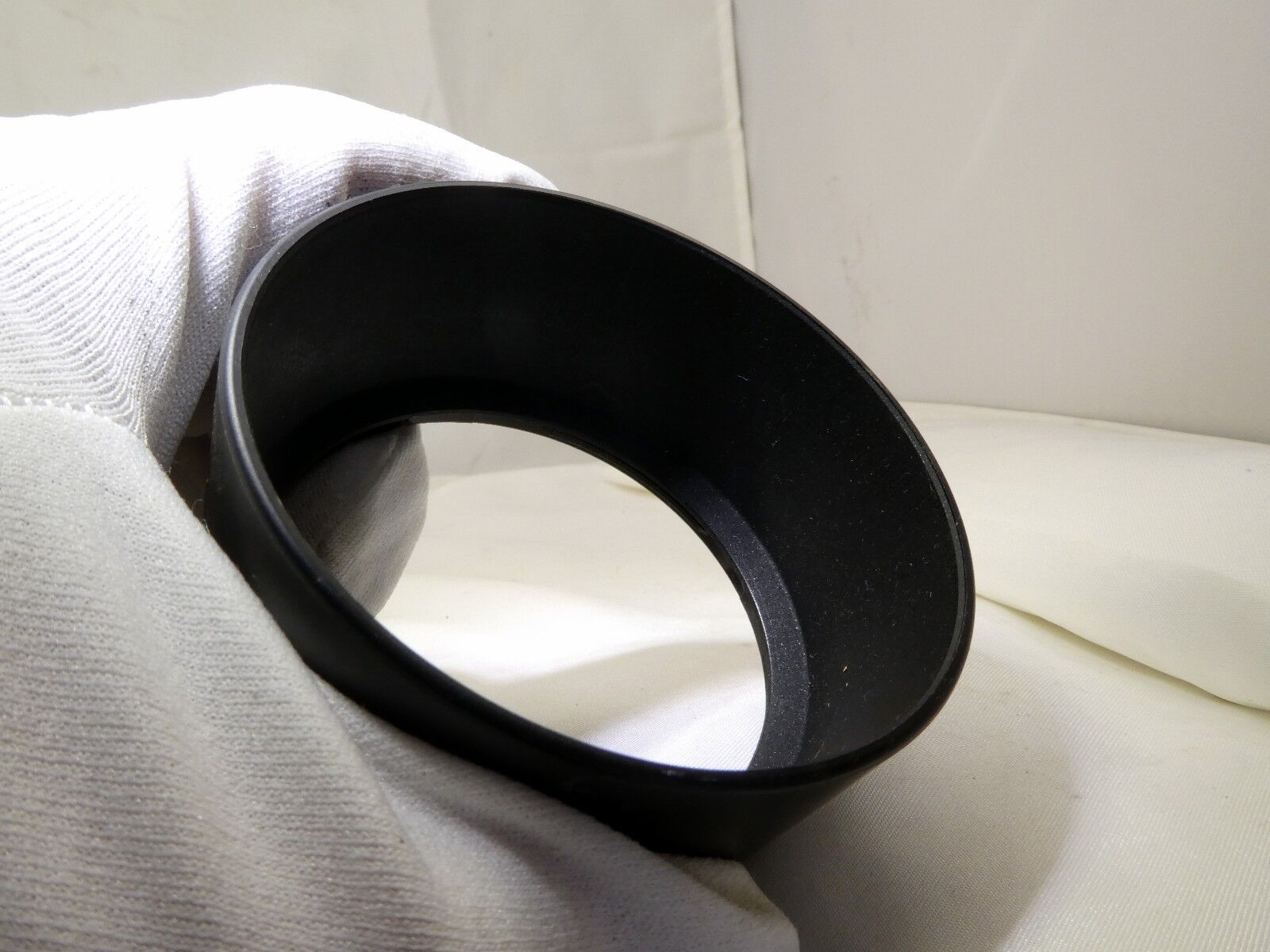 Lens Hood for lens 58mm rim  twist on type