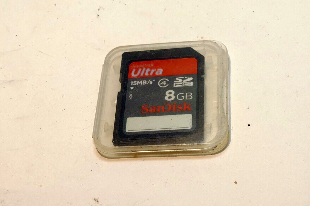 SanDisk Ultra 8GB, Class 15 MB/s - SDHC UHS-I Card with protective case