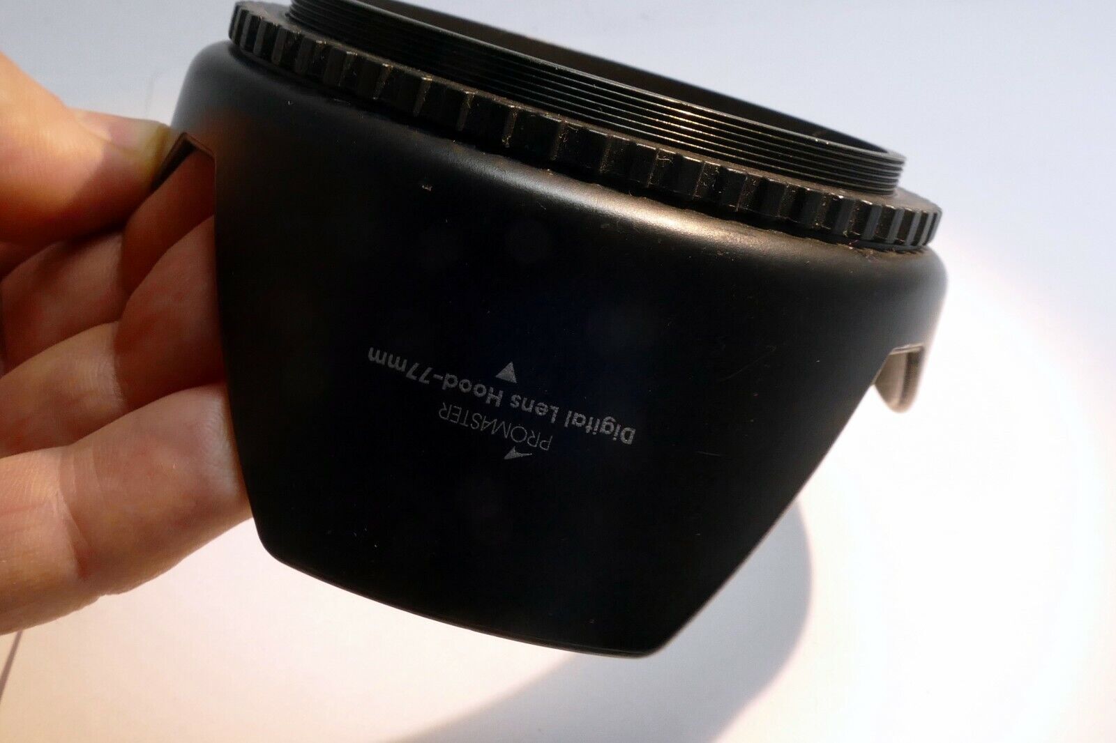 77mm Lens hood Shade screw in type for sturdy for 18-200mm