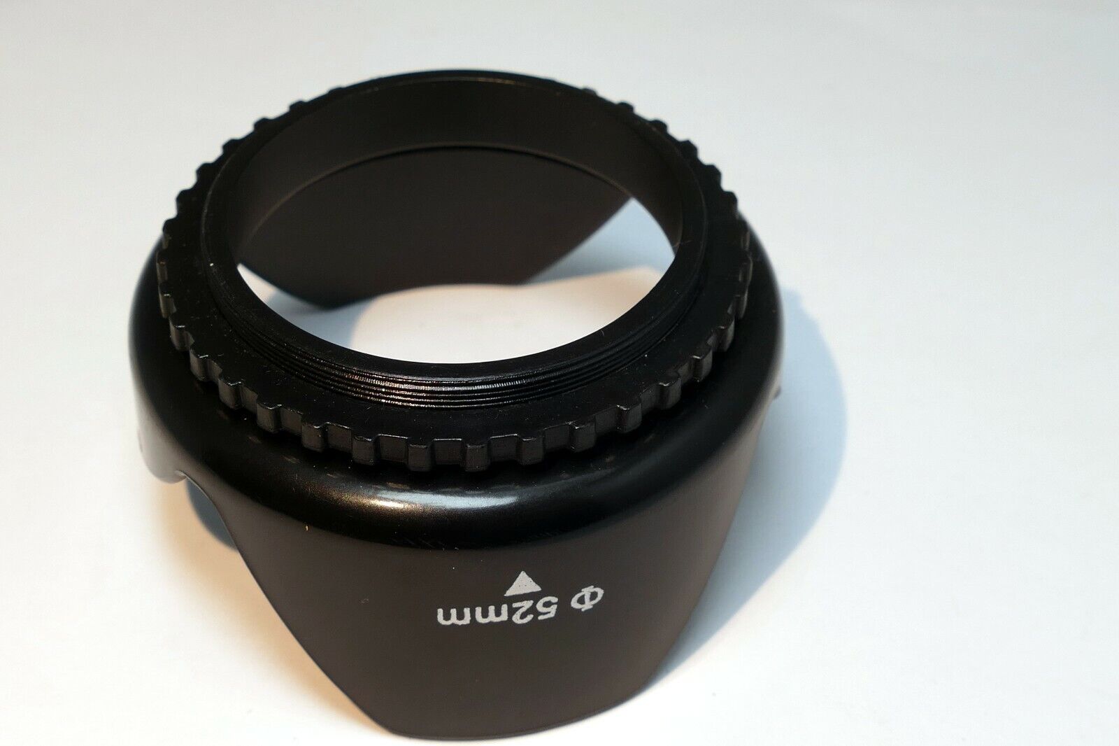 52mm Petal Shaped Plastic Lens Hood screw in type for 18-55mm zoom kit