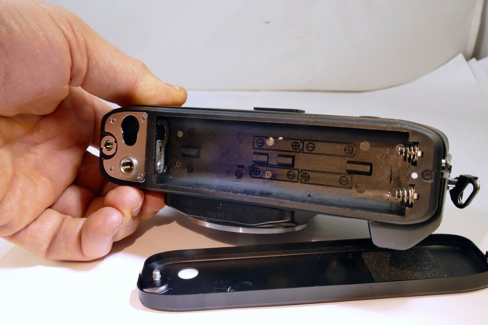Nikon N2000 Manual Focus camera body (for parts does not work AS IS )