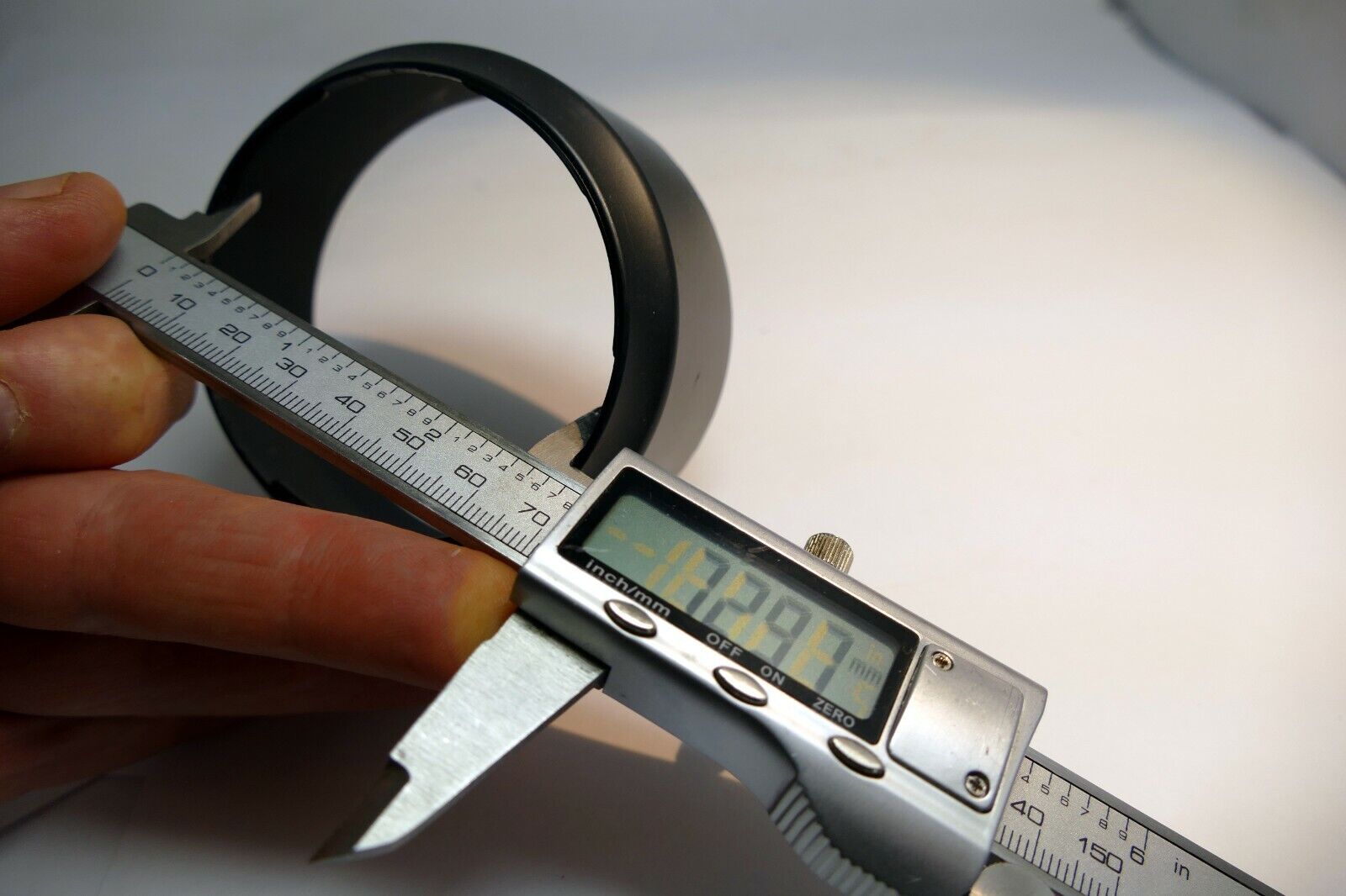 72.5mm ID plastic Lens Hood unknown brand  twist on type for 300mm