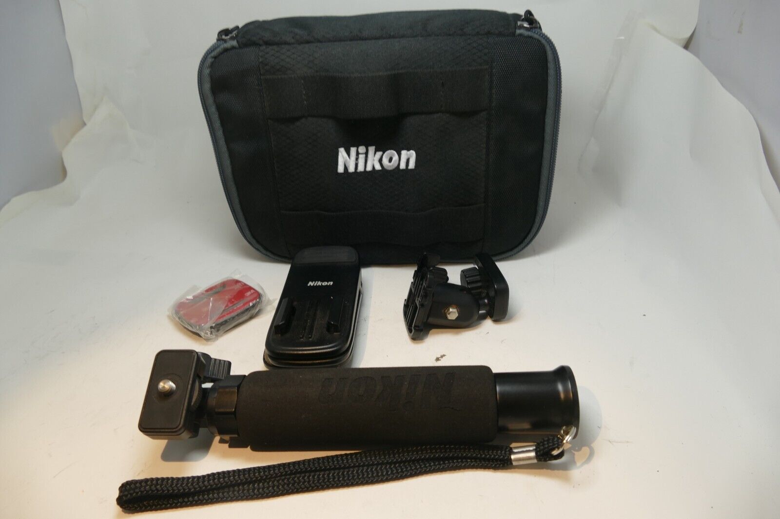 Nikon AA-10 messenger Case w/ Mount Camera Clip w tripod head selfie stick