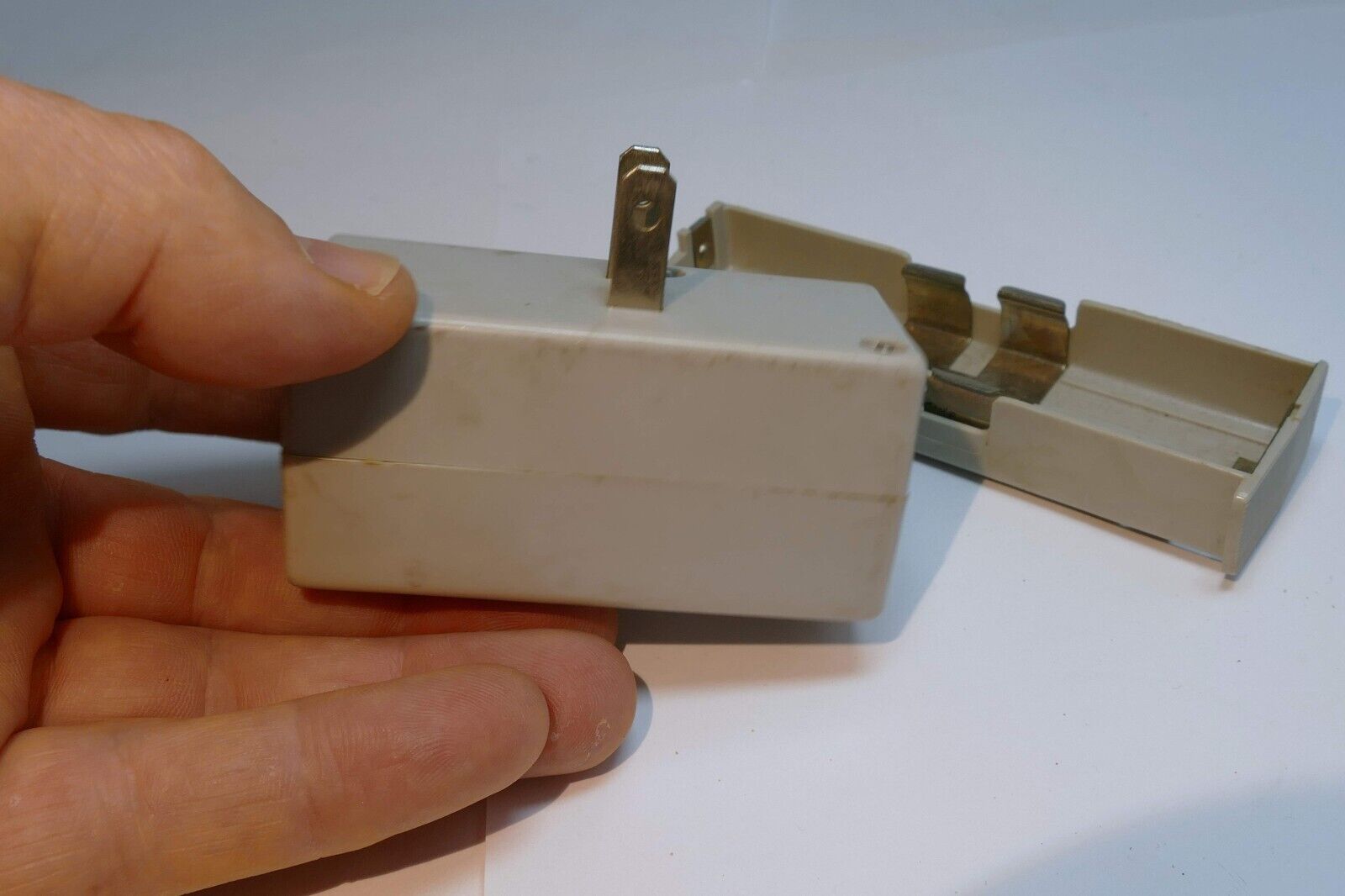 AA battery holder  for a vintage flash