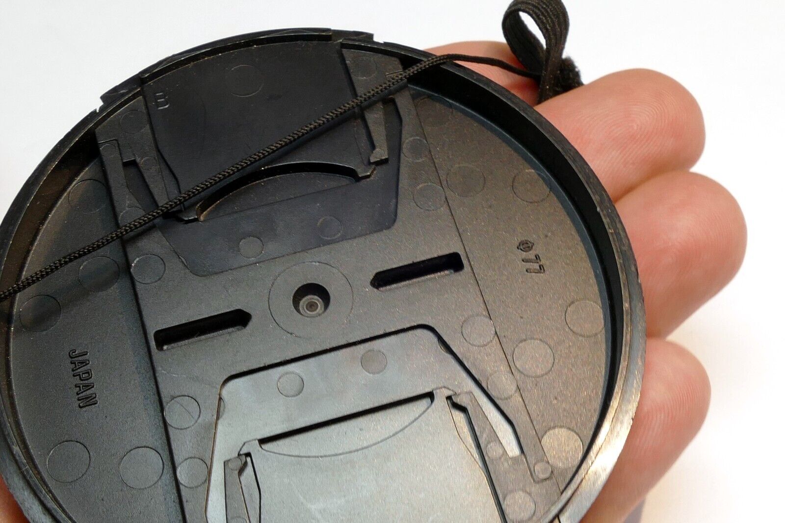 Tamron  77mm rim Lens Front Cap with keeper string