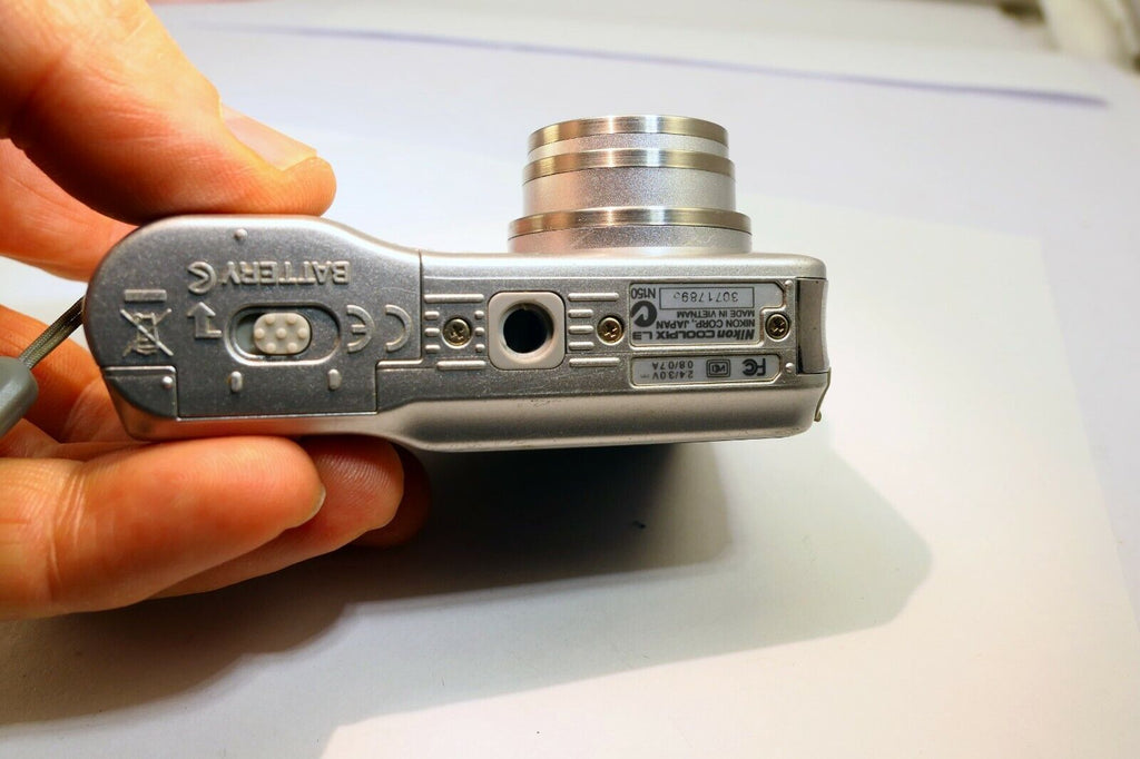 Nikon COOLPIX L3 5MP Digital Camera Silver - AS IS parts or repair does not work