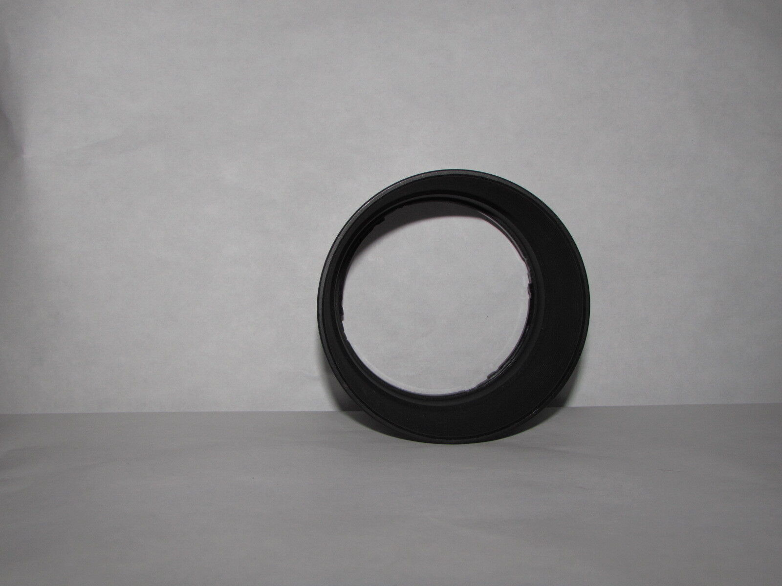 61mm ID  Lens Hood Twist on type (unknown brand)  B20434