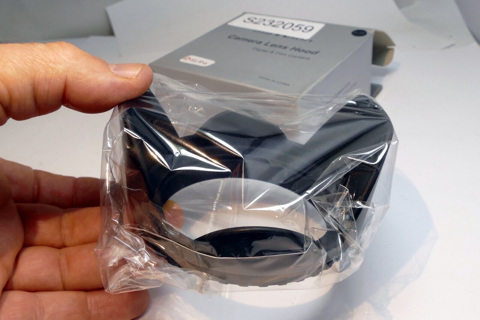 77mm Lens Hood Shade threaded plastic petal shaped  for  17-55mm 17-85mm 24-120m