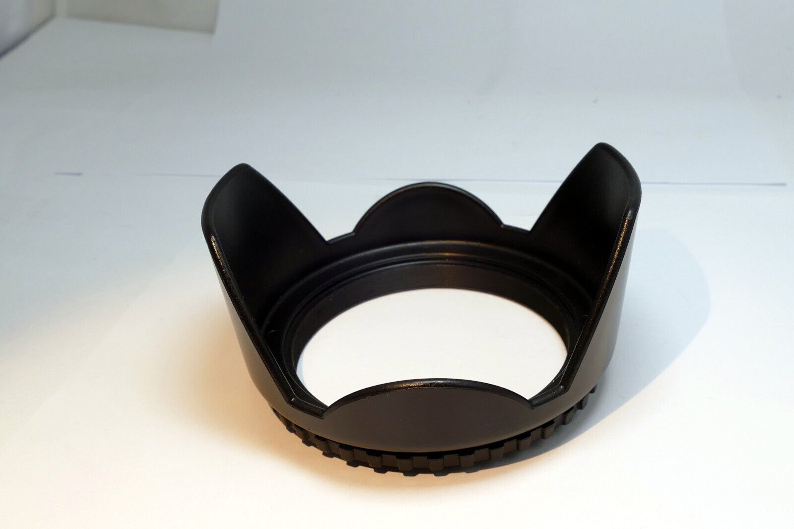 77mm Lens Hood Shade Threaded screw in  plastic tulip petal shape