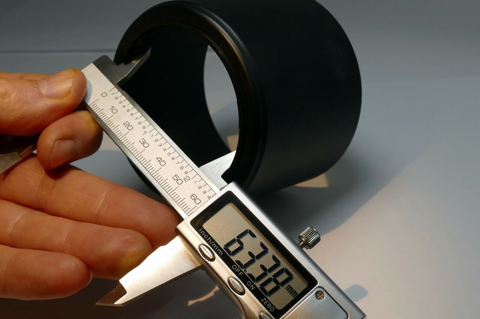 58-60mm Twist on Lens Hood Shade