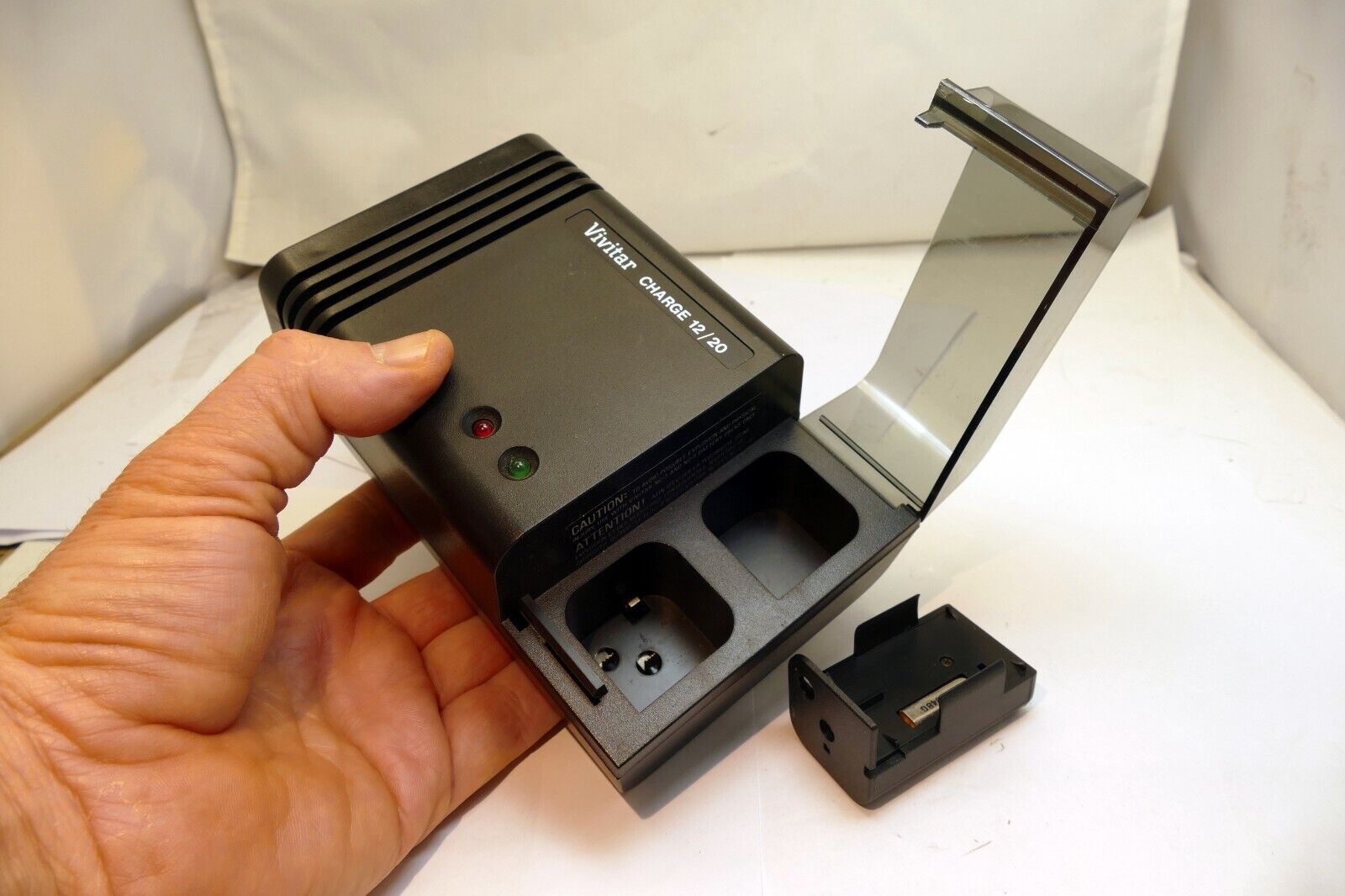 VIVITAR CHARGE 12 / 20 FLASH BATTERY CHARGER WITH NC-5 ADAPTER