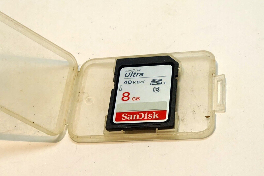 SanDisk Ultra 8GB, Class 40 MB/s - SDHC UHS-I Card with protective case