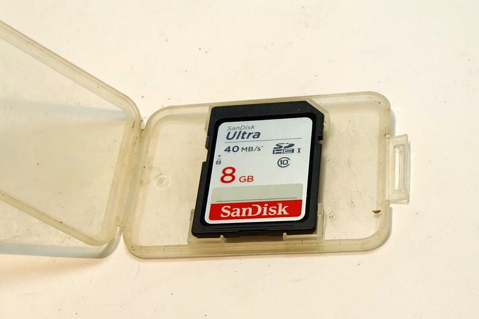 SanDisk Ultra 8GB, Class 40 MB/s - SDHC UHS-I Card with protective case