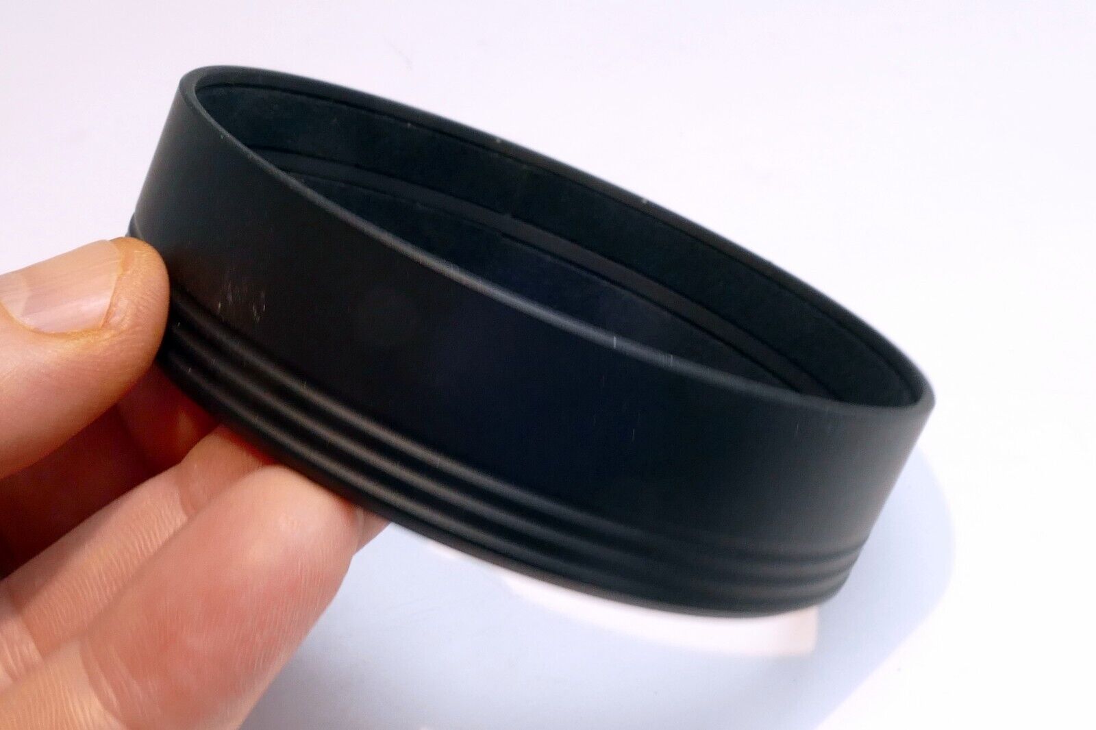 Shade Lens Hood adapter with 82mm threads in the front