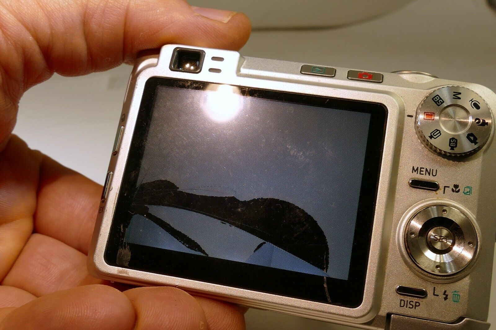 Casio EXILIM ZOOM EX-Z750 7.2MP Digital Camera - Broken LCD screen AS IS parts