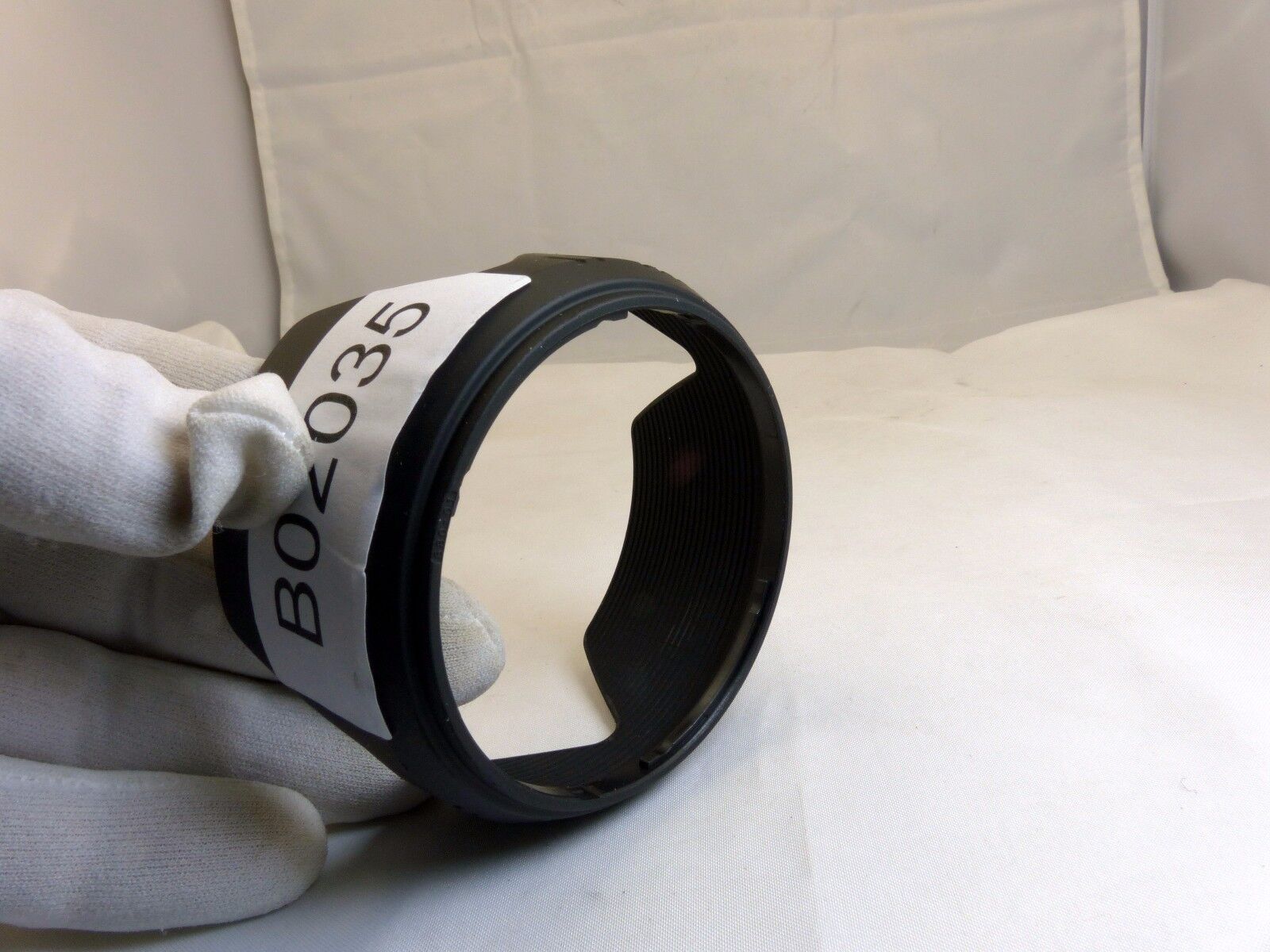 Sigma LH 680-01 for 18-200mm 24-70mm 18-125mm (62mm rim)  twist on type