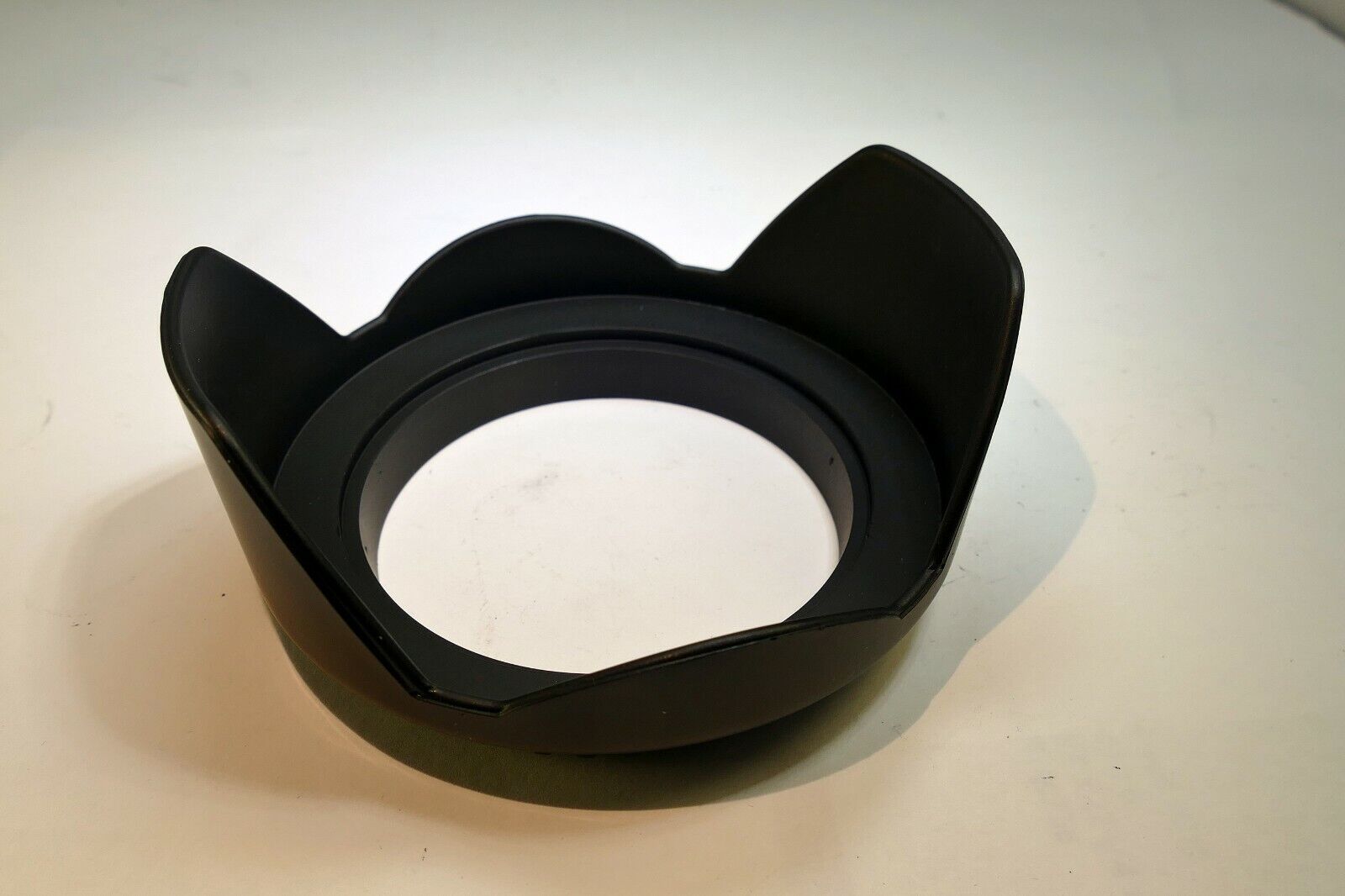 67mm Screw in Petal Lens Hood Shade for 18-200mm lens