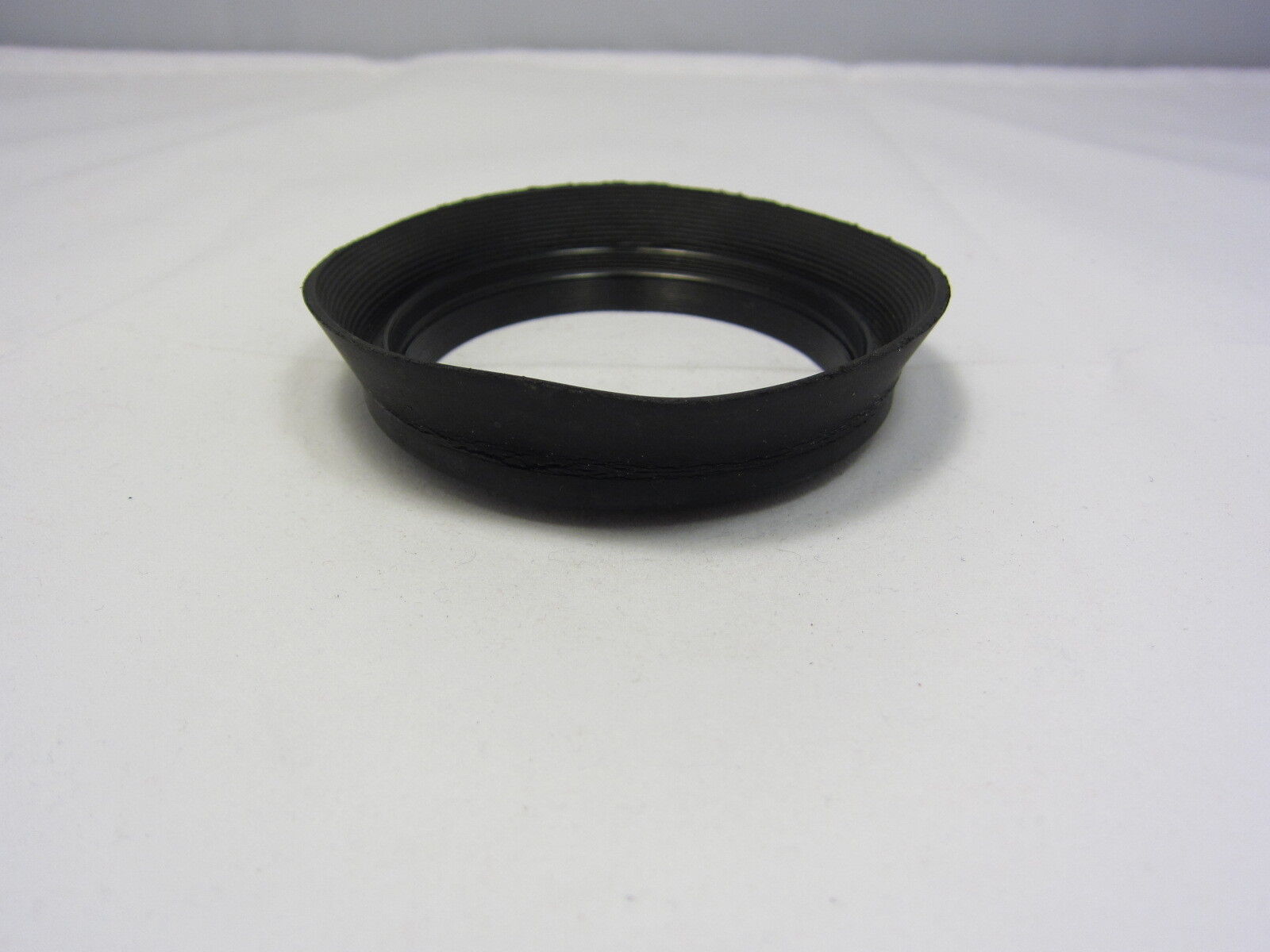 incomplete vintage  72mm screw in type Rubber Lens Hood N102034
