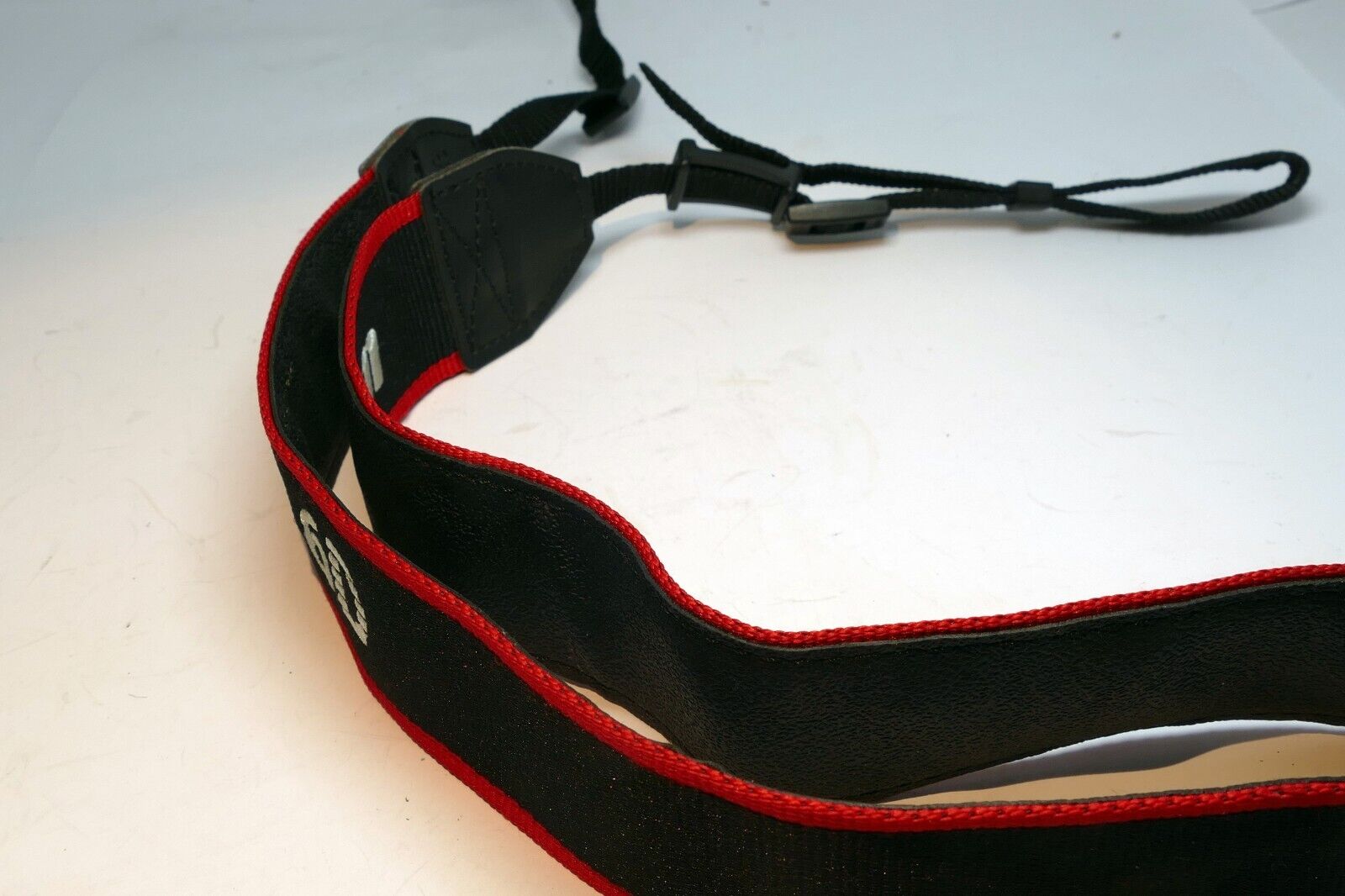 Canon EOS 6D Digital Camera Neck Shoulder Strap Black-Red - Genuine OEM