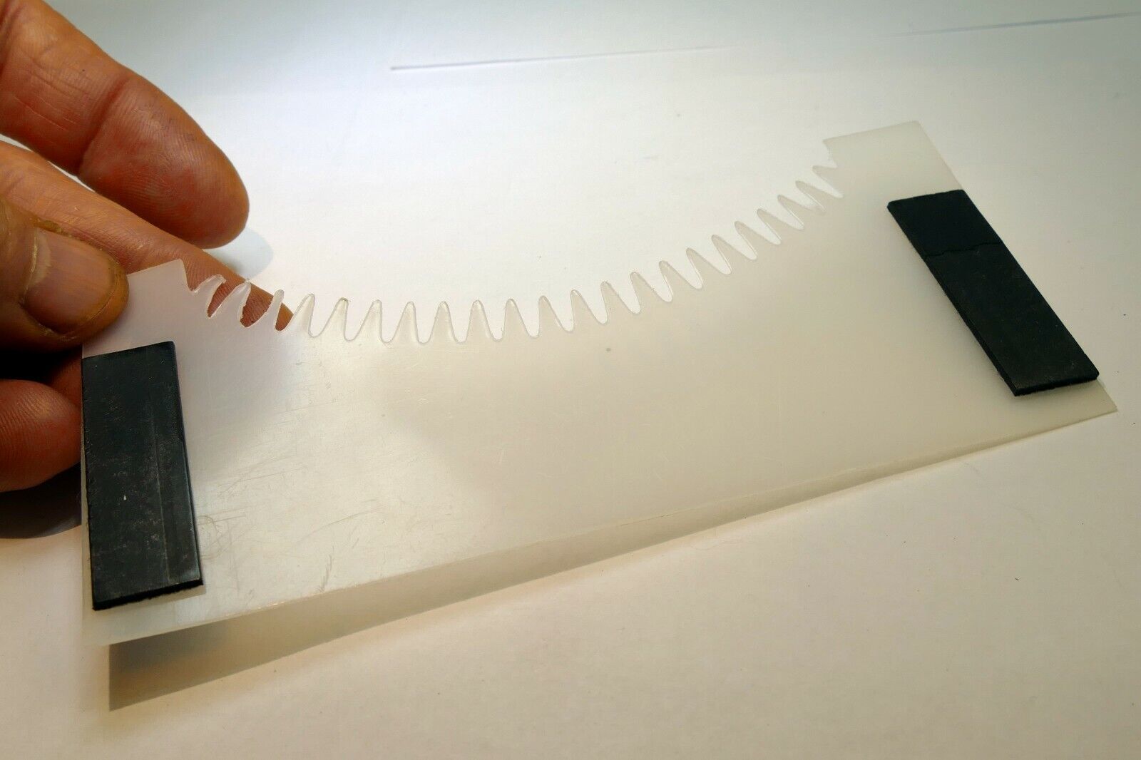 Lindahl Vignette White Mask 2.5X5" Serrated Bottom Arc magnetic frame