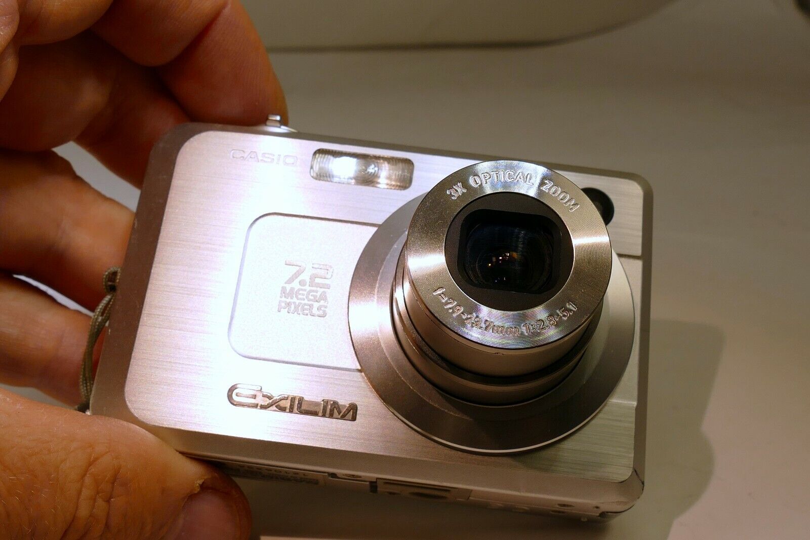 Casio EXILIM ZOOM EX-Z750 7.2MP Digital Camera - Broken LCD screen AS IS parts