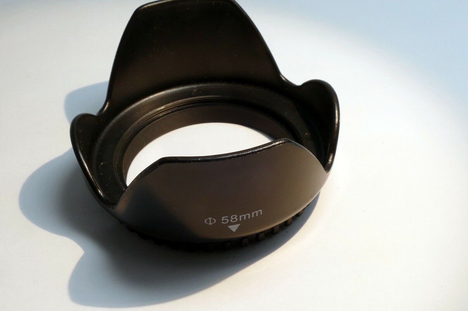 Plastic Petal shaped 58mm Lens hood Shade screw in type for 18-55mm IS