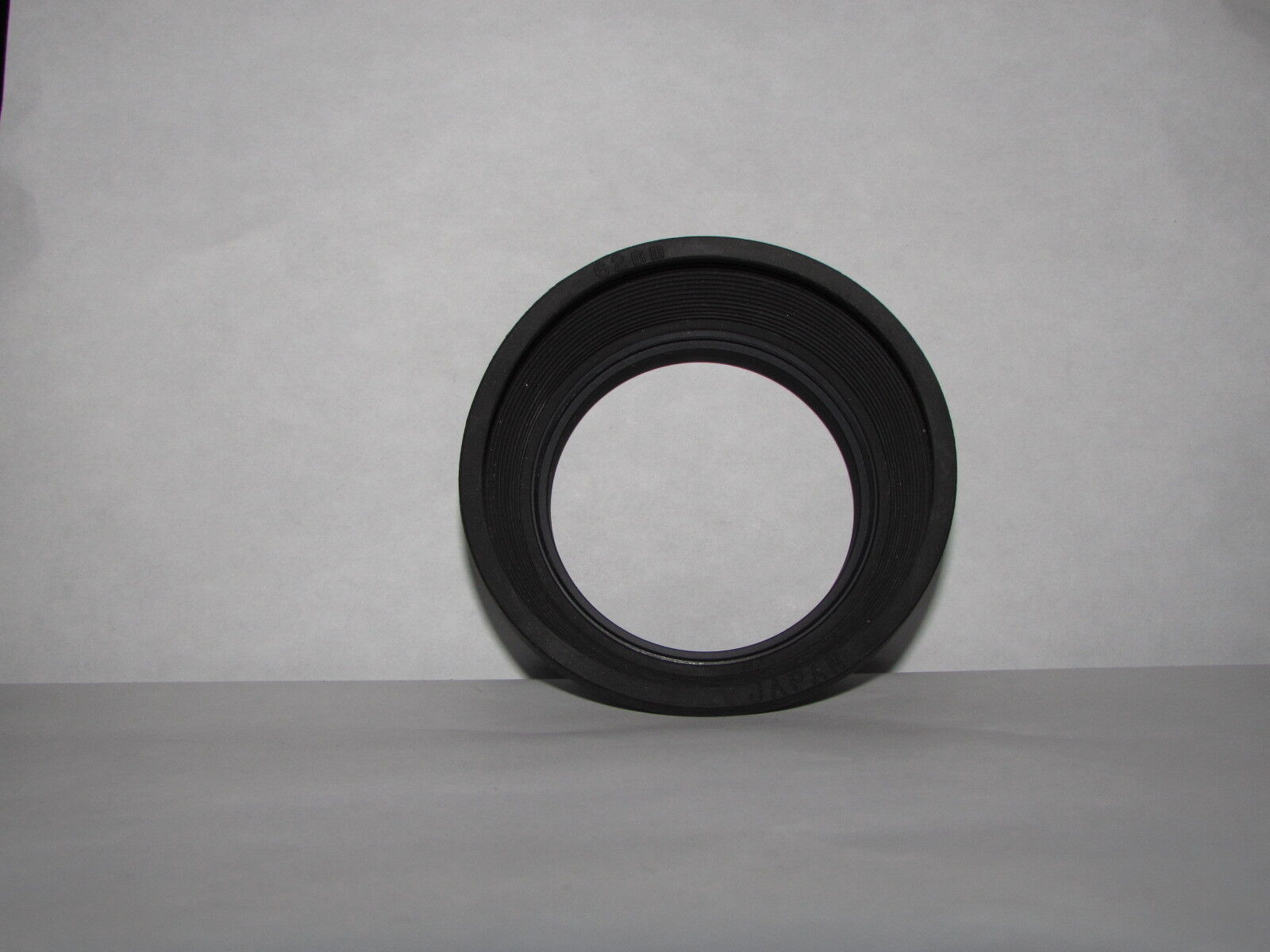 Used 62mm Rubber Lens Hood Shade for telephoto lenses 135mm 200mm  B20233