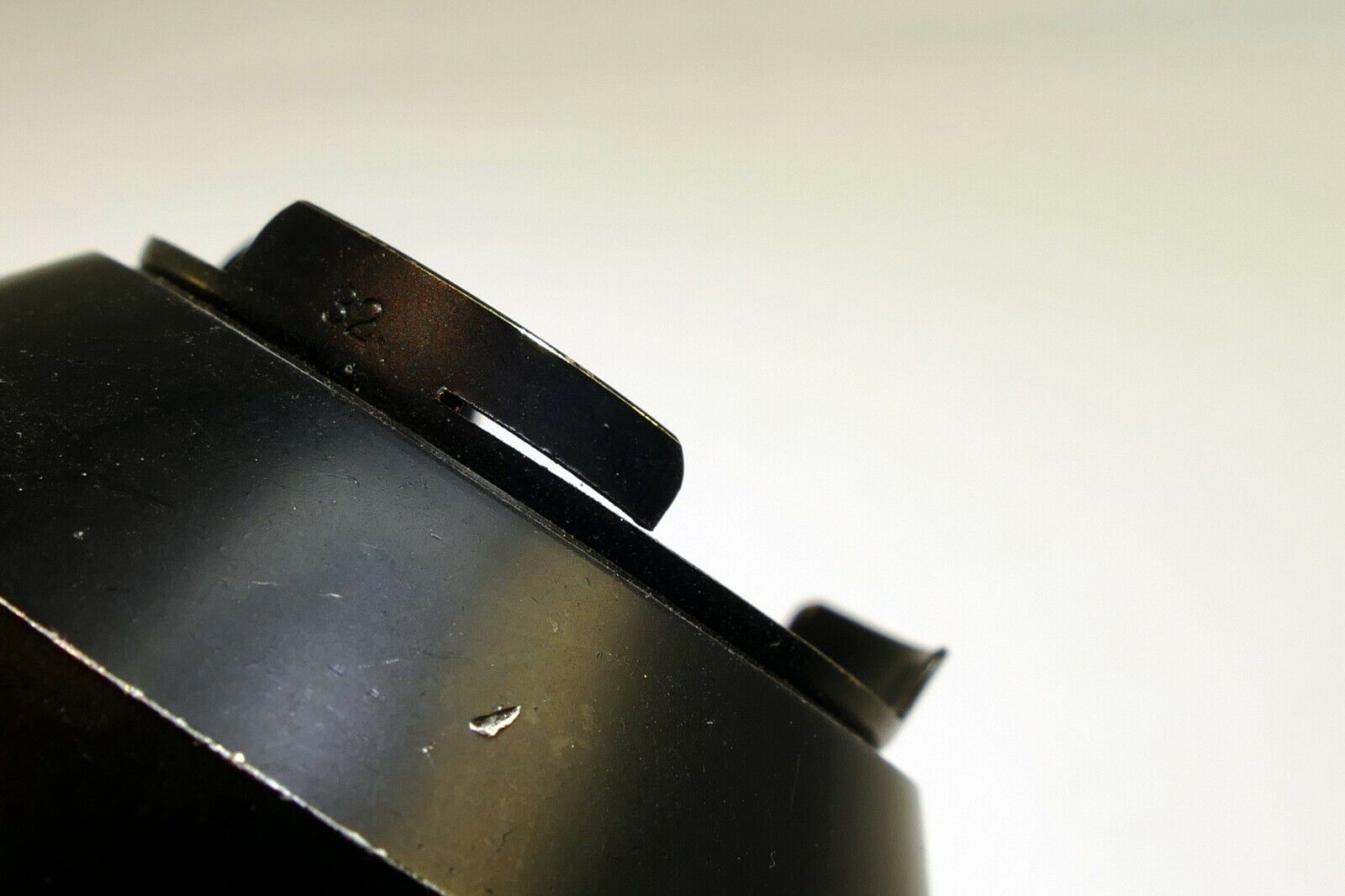 32-33mm series 5 V Metal Lens Hood Shade twist on type Black