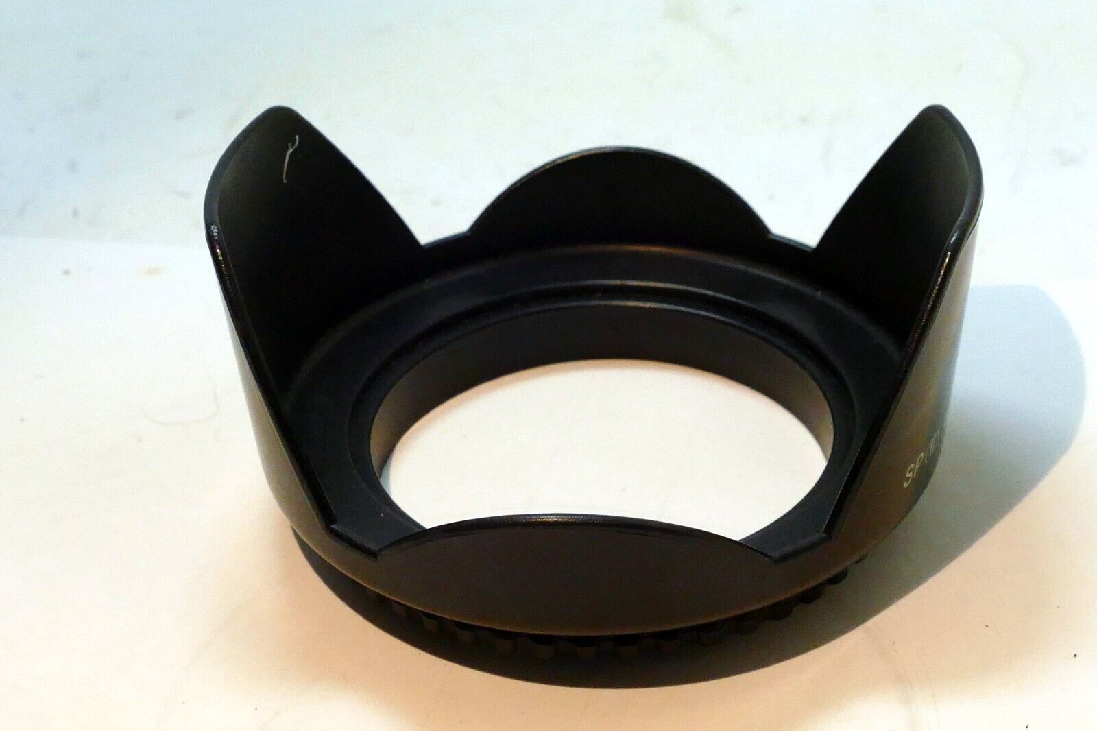 67mm Lens Hood Shade Petal Plastic screw in for  18-200mm AF