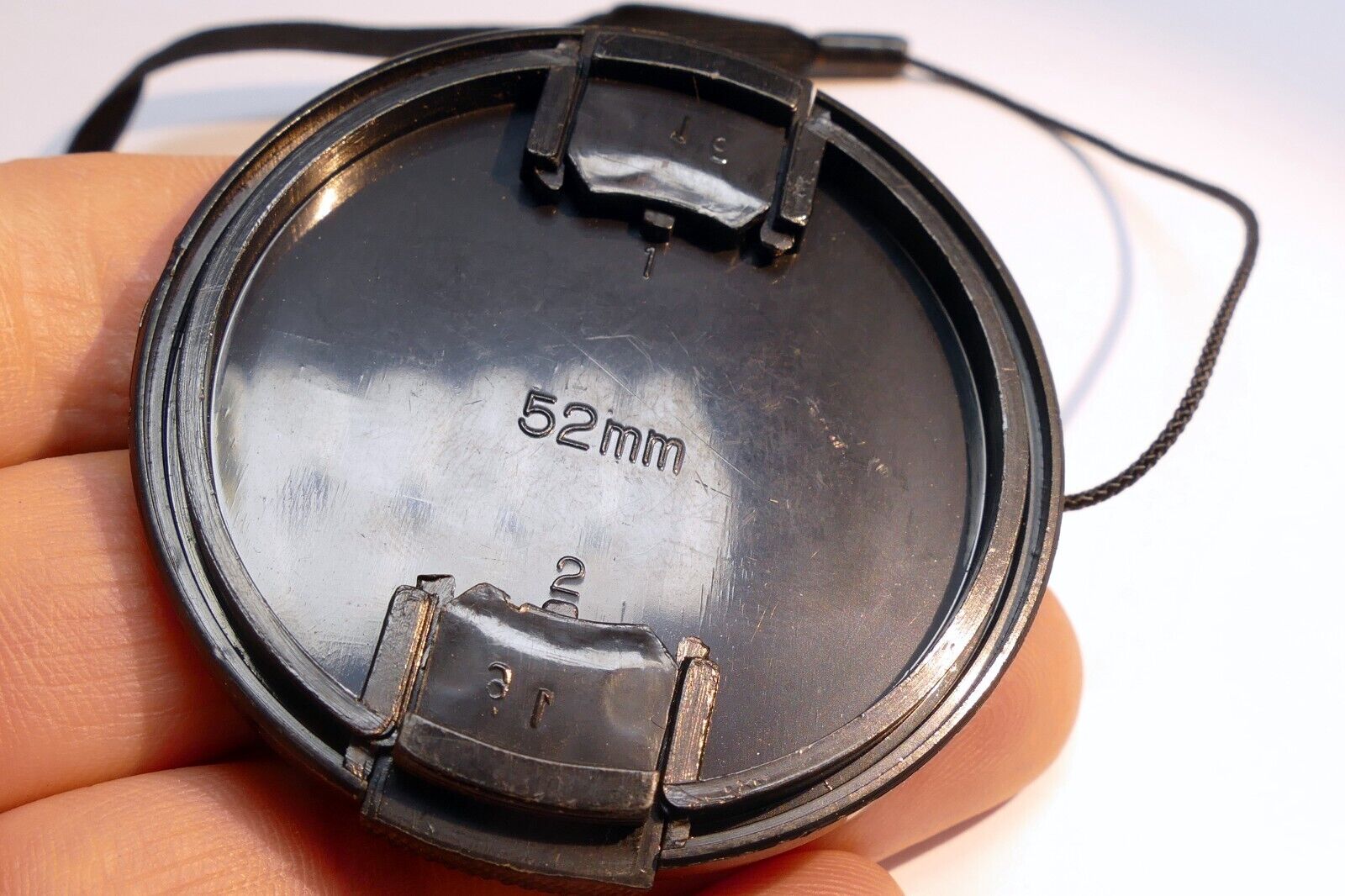 Beston 52mm snap on type Lens Front Cap w/ string for 80-205mm