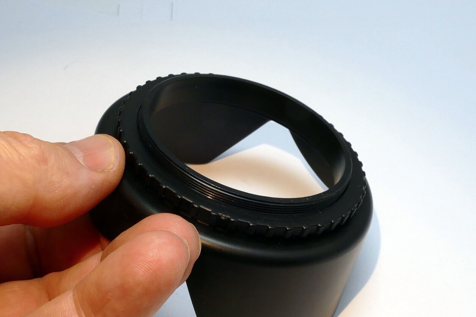 62mm  Lens hood shade plastic Tulip petal shaped  threaded screw in
