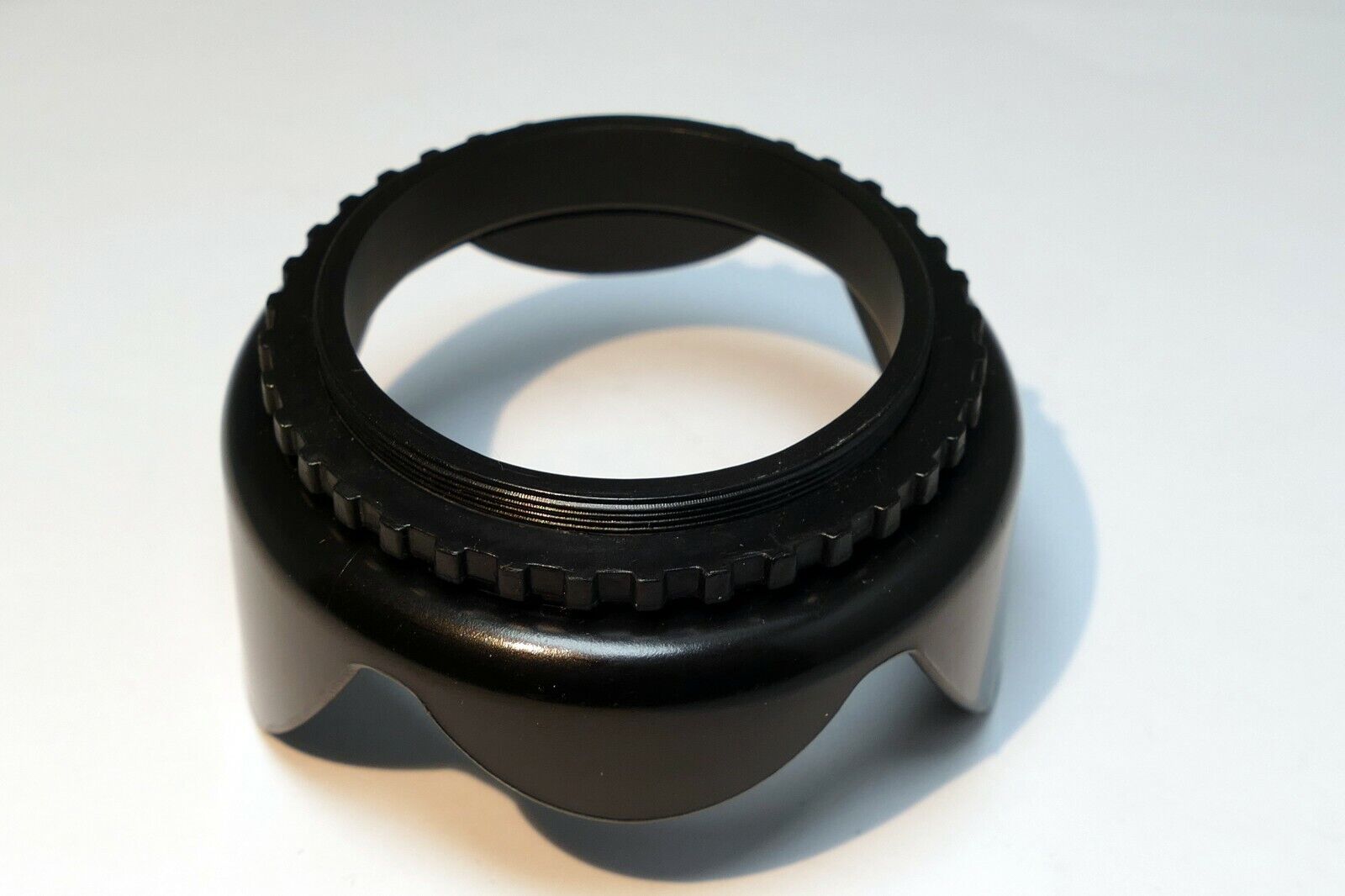 52mm Petal Shaped Plastic Lens Hood screw in type for 18-55mm zoom kit