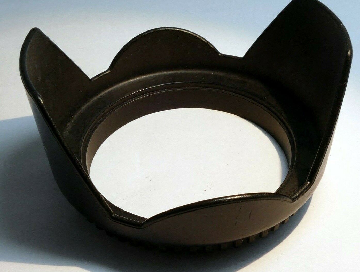 77mm Lens hood Shade screw in type for sturdy for 18-200mm