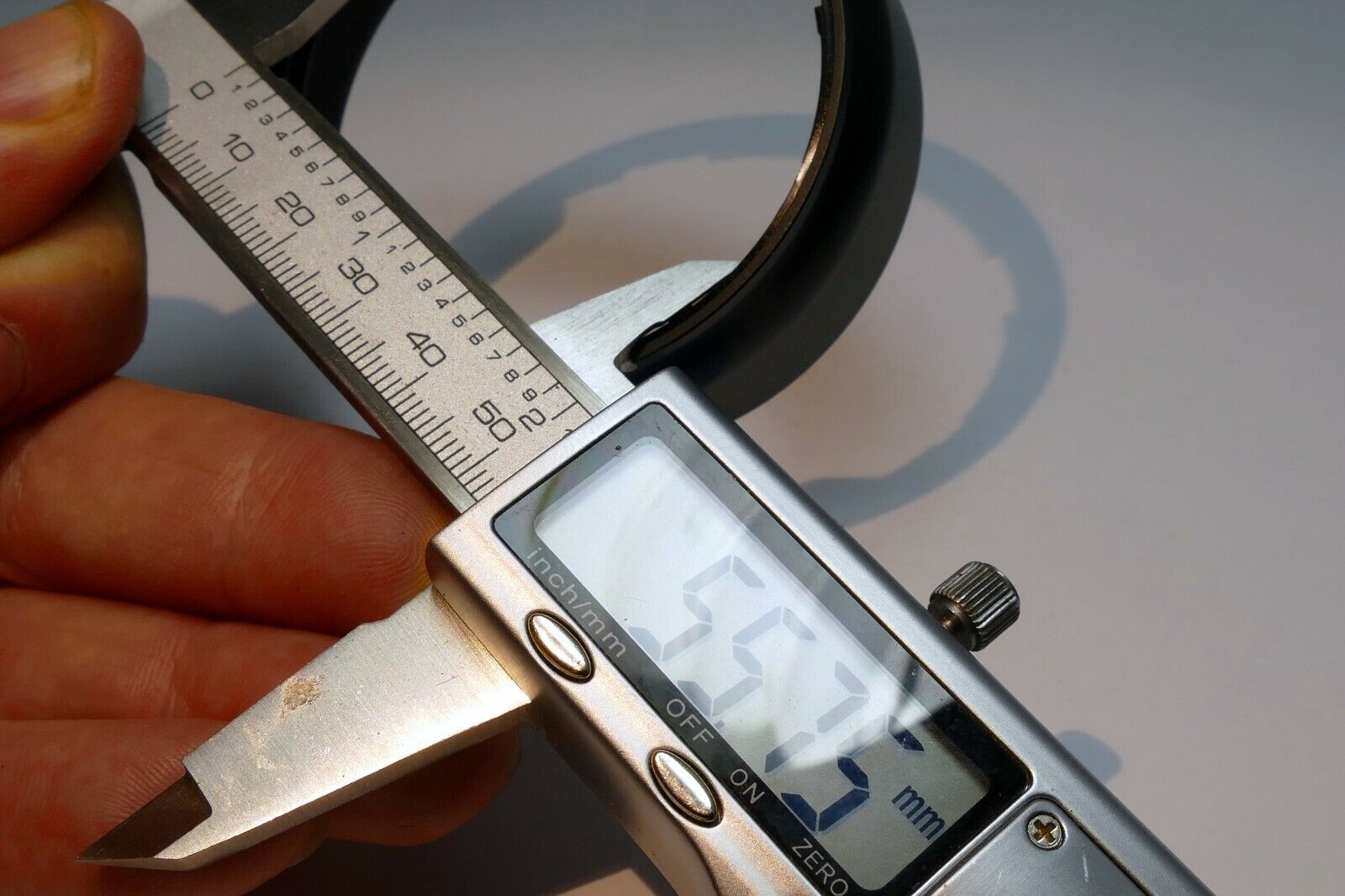 52-55mm Lens Hood Shade twist on type