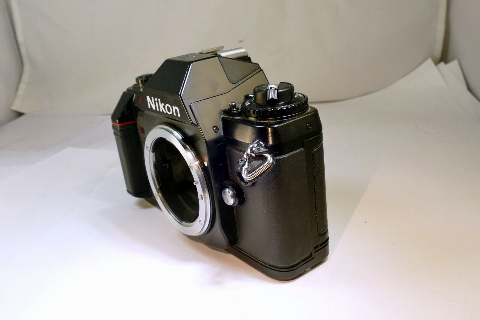 Nikon N2000 Manual Focus camera body (for parts does not work AS IS )