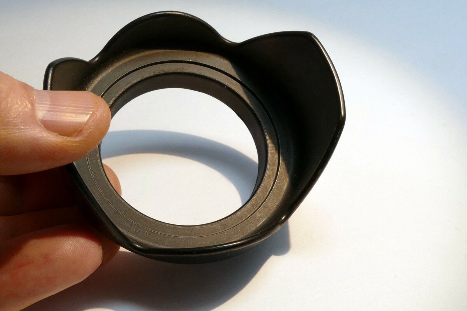 52mm Plastic Petal shaped Lens hood Shade for  18-55mm lens Screw in type