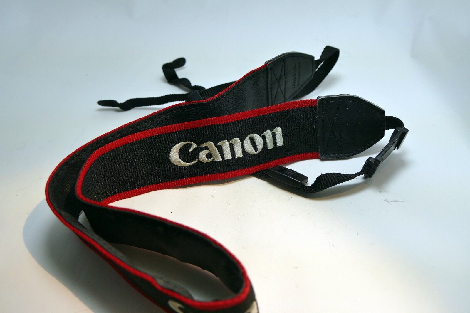 Canon EOS 5D Mark III Digital Camera Neck Shoulder Strap Black-Red - Genuine OEM