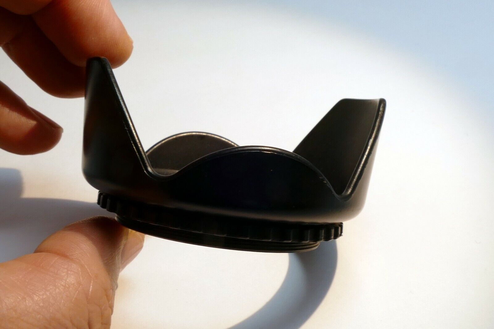 52mm Plastic Petal shaped Lens hood Shade for  18-55mm lens Screw in type