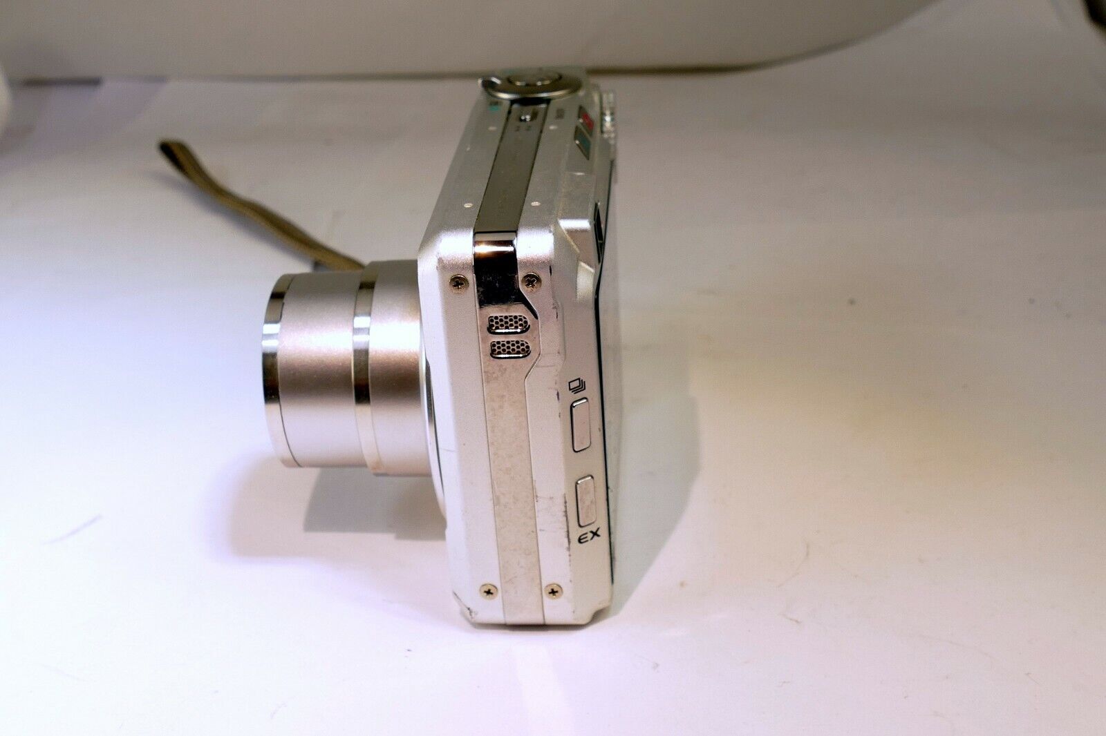 Casio EXILIM ZOOM EX-Z750 7.2MP Digital Camera - Broken LCD screen AS IS parts