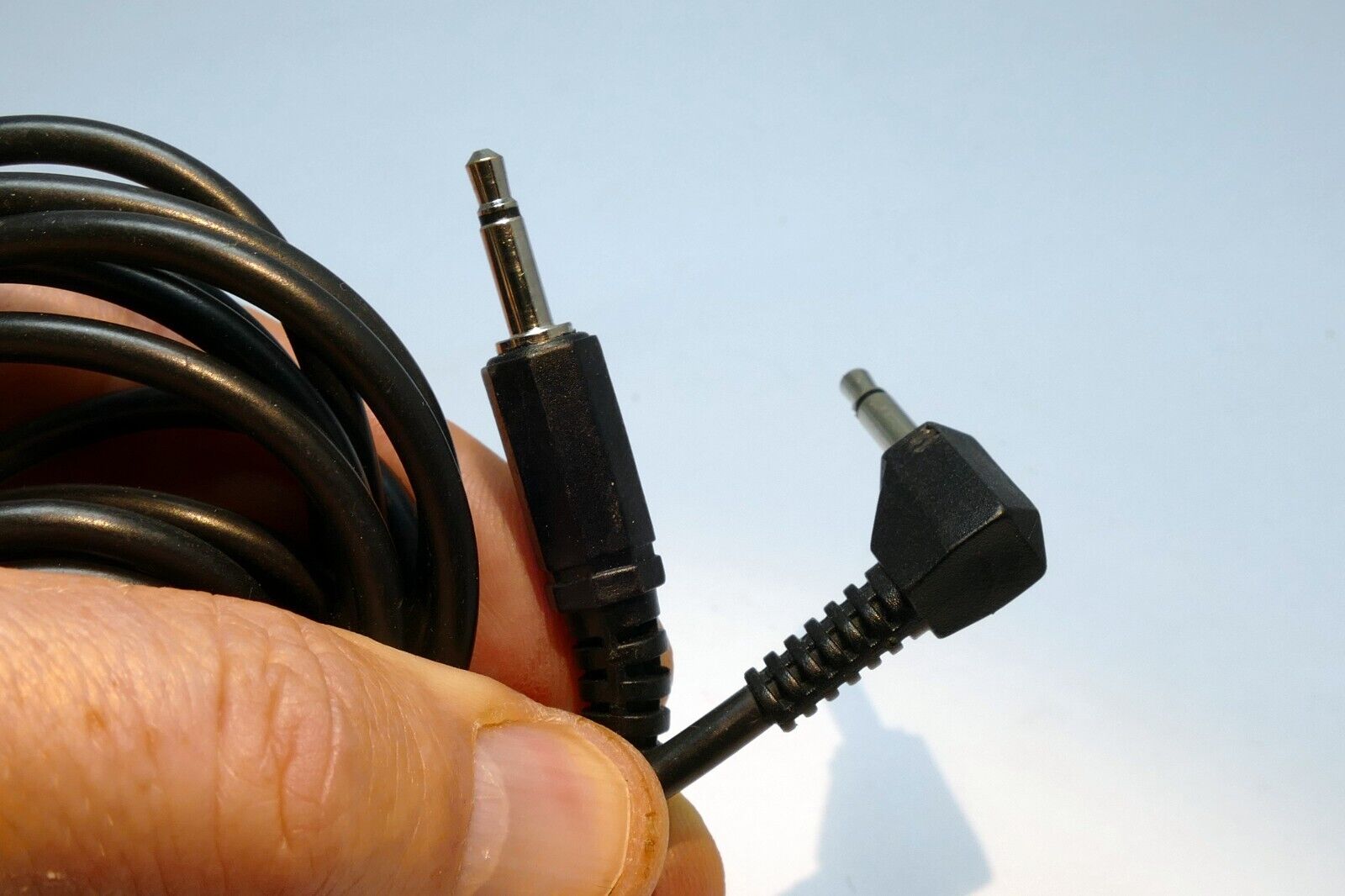 MONO Male to Male 3.5mm to 3.5mm Audio Cable 4 feet long 90 degree